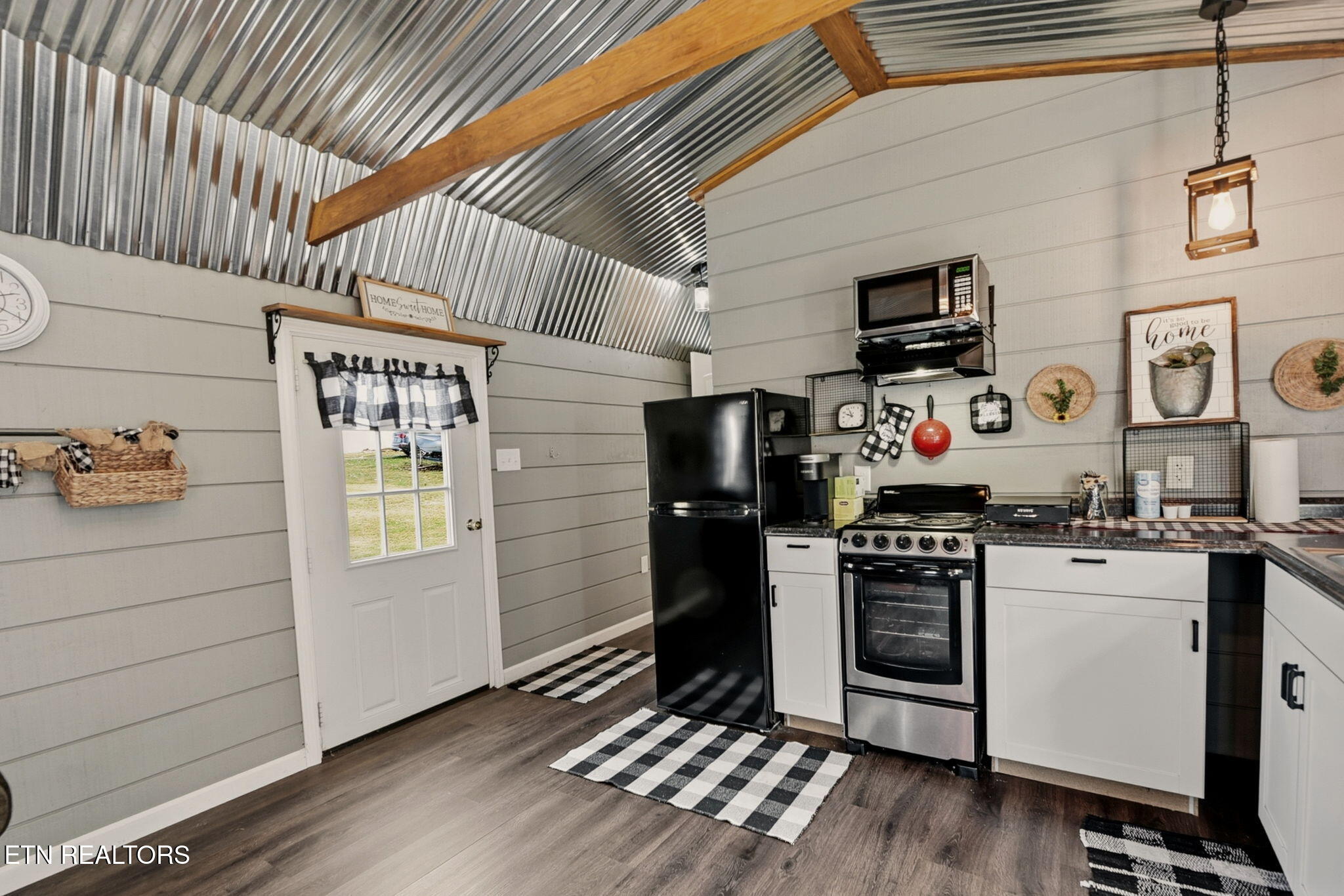 445 & 443 Leighton Lane Jacksboro TN 37757