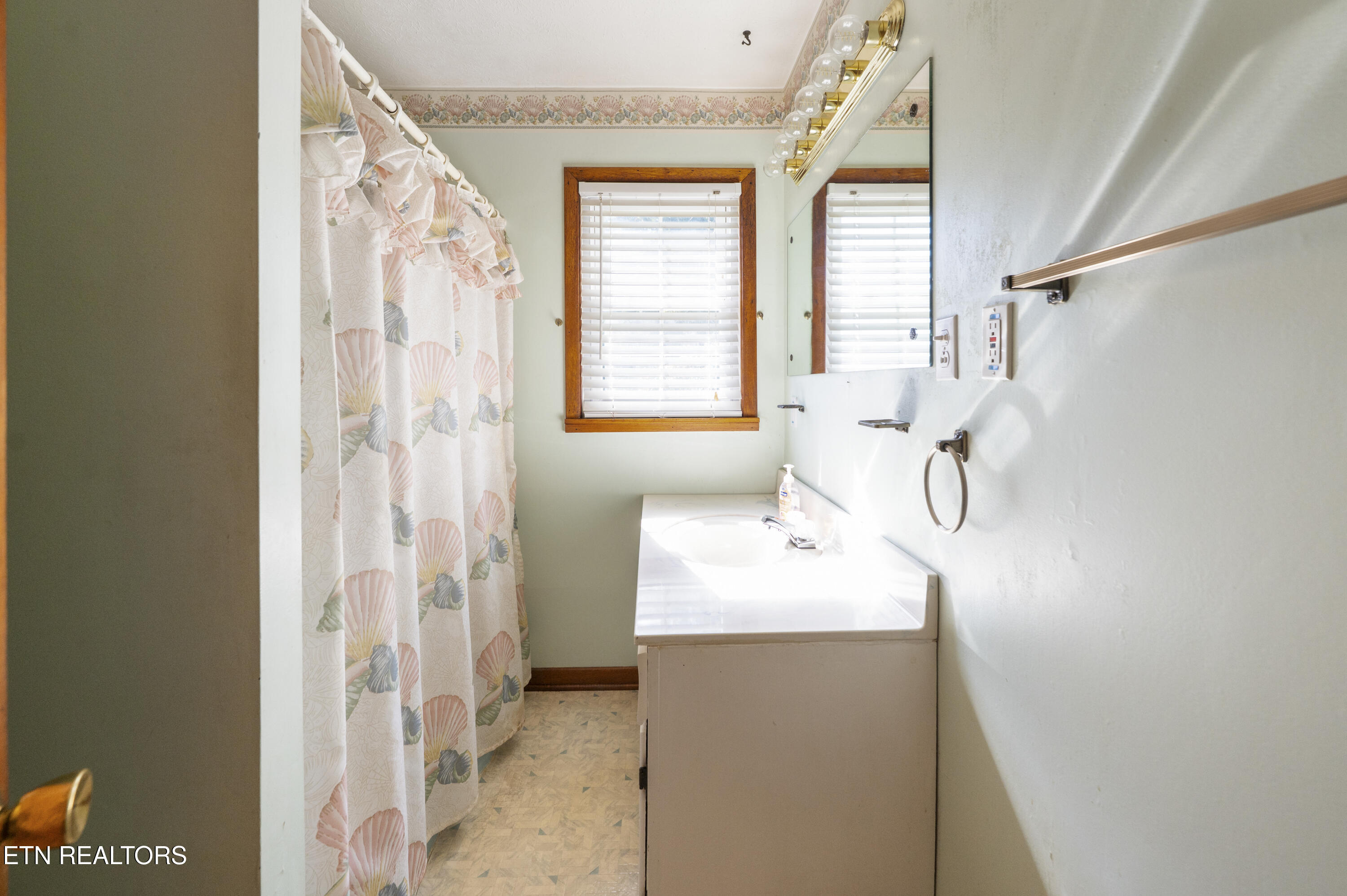 431 Black Oak Road Clinton TN 37716