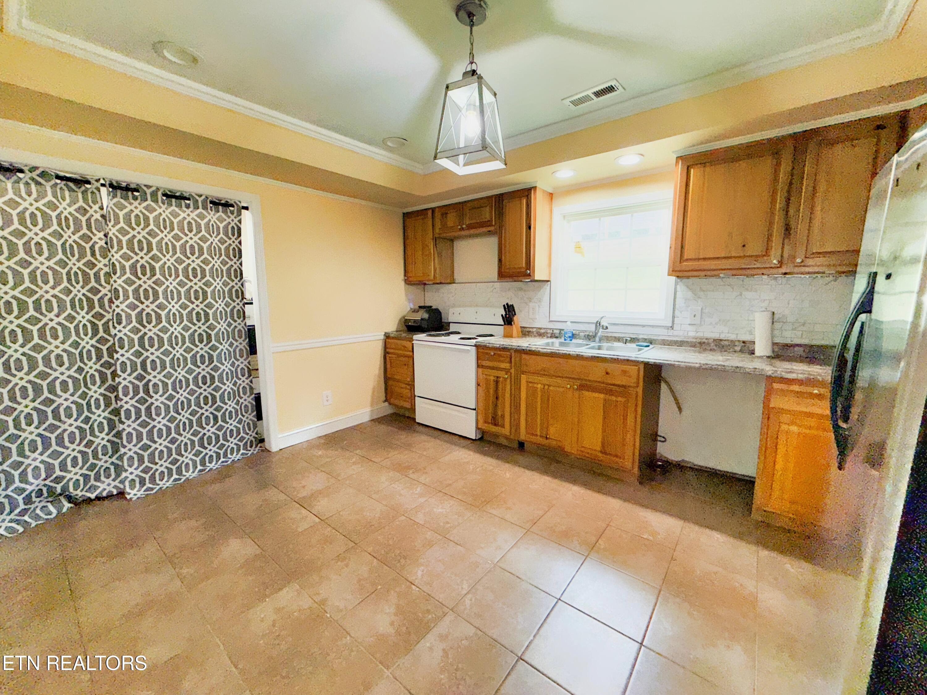 1327 Pinecrest Road Jacksboro TN 37757