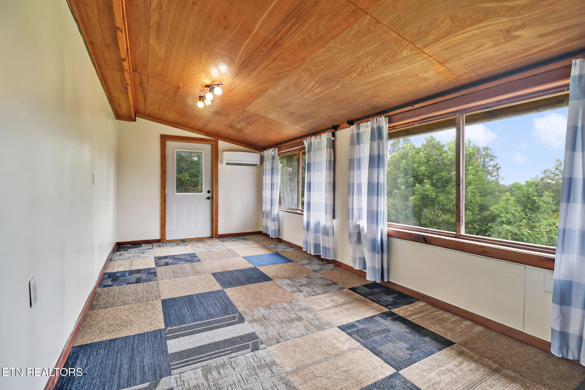 252 Carlie Lane Deer Lodge TN 37726