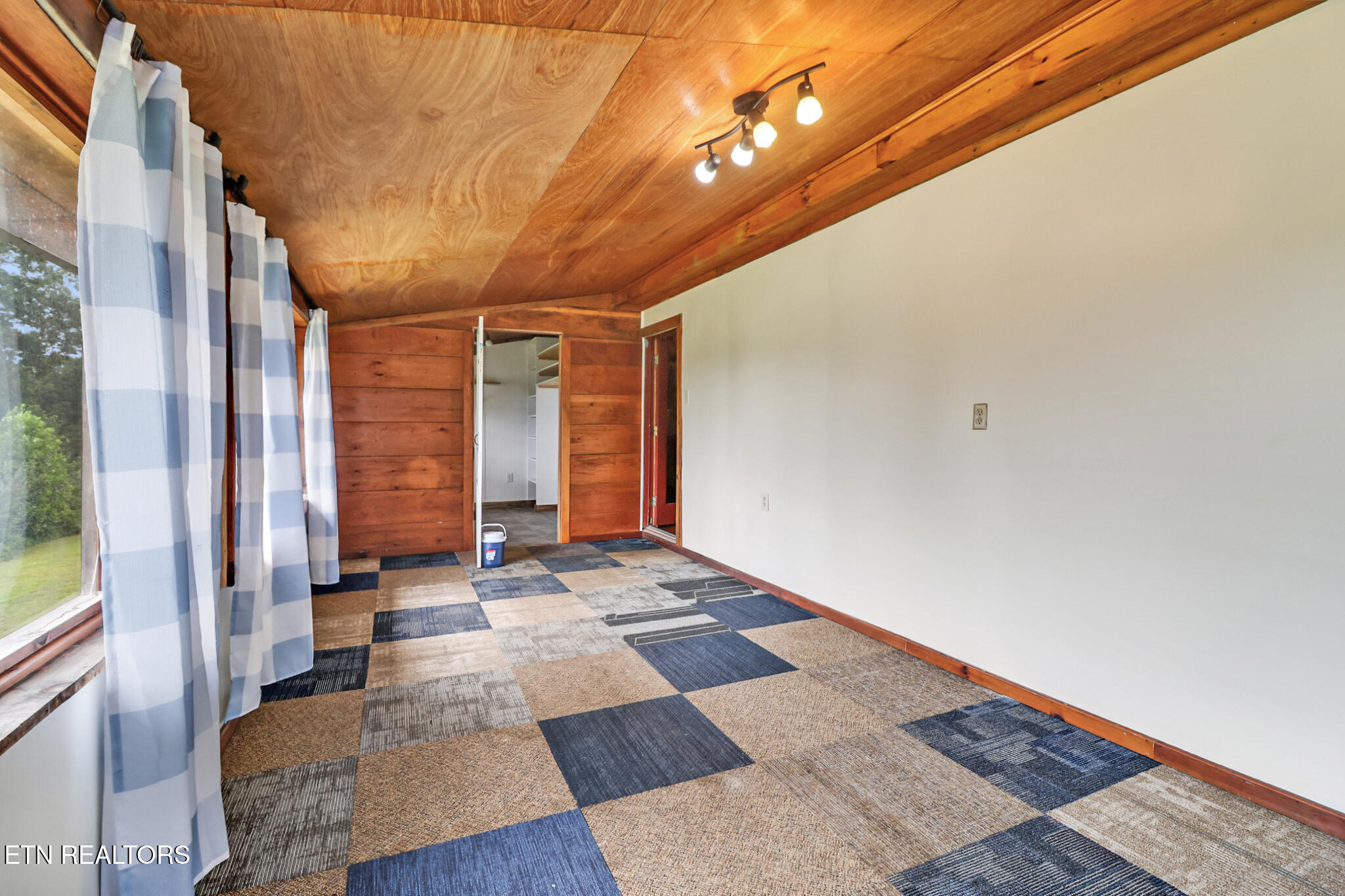 252 Carlie Lane Deer Lodge TN 37726