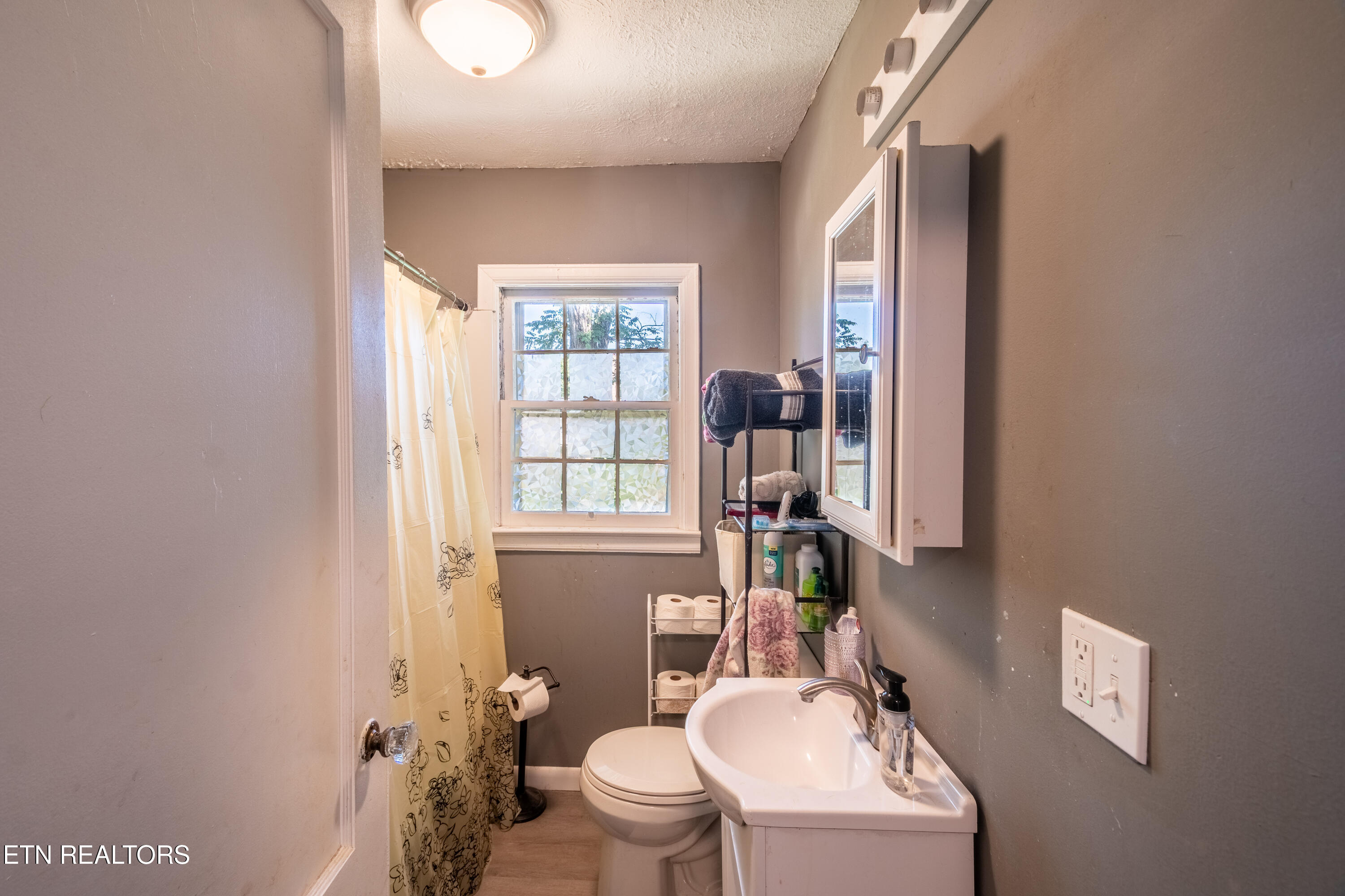 129 S High Knob Road Lafollette TN 37766