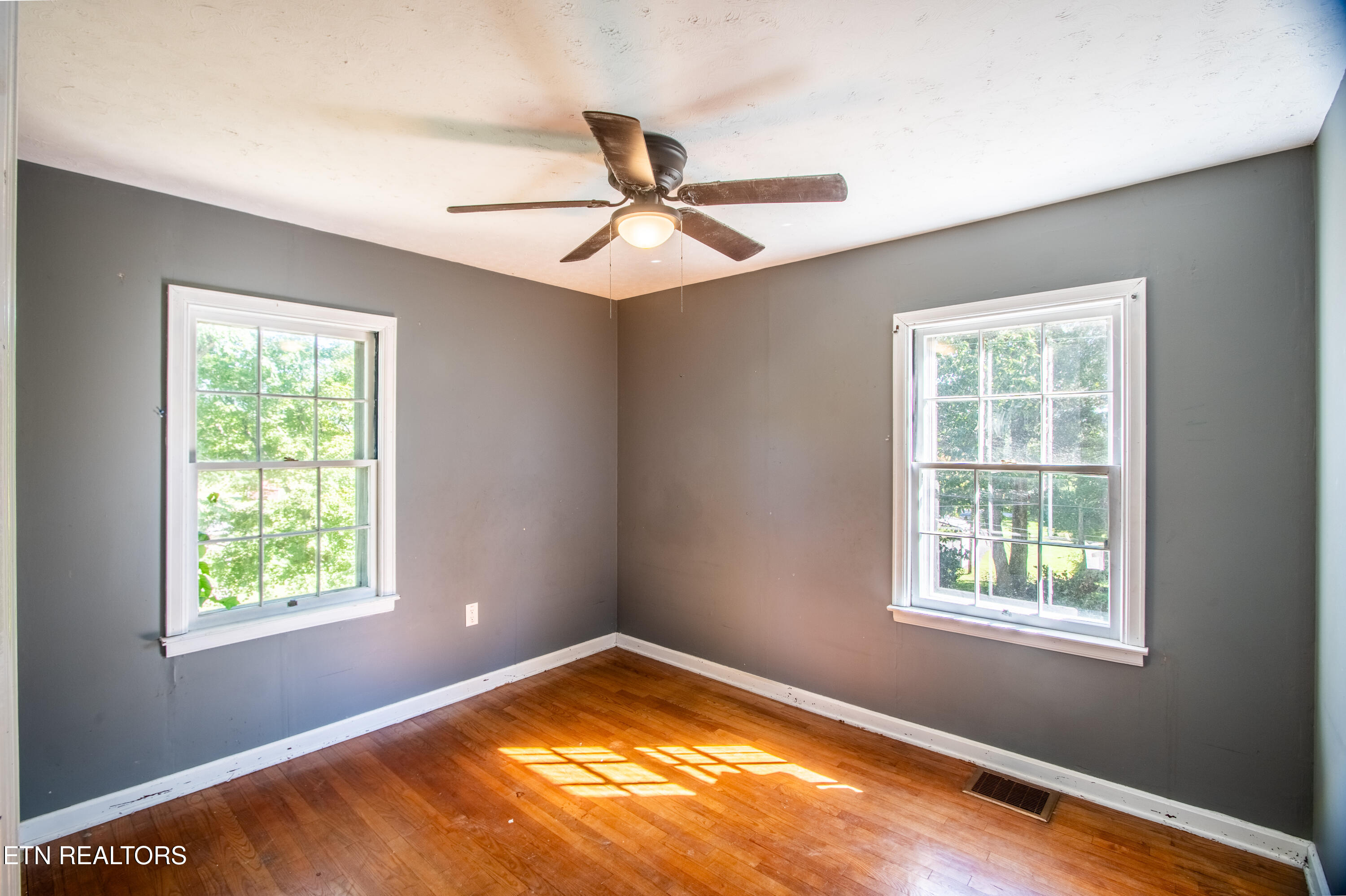 129 S High Knob Road Lafollette TN 37766