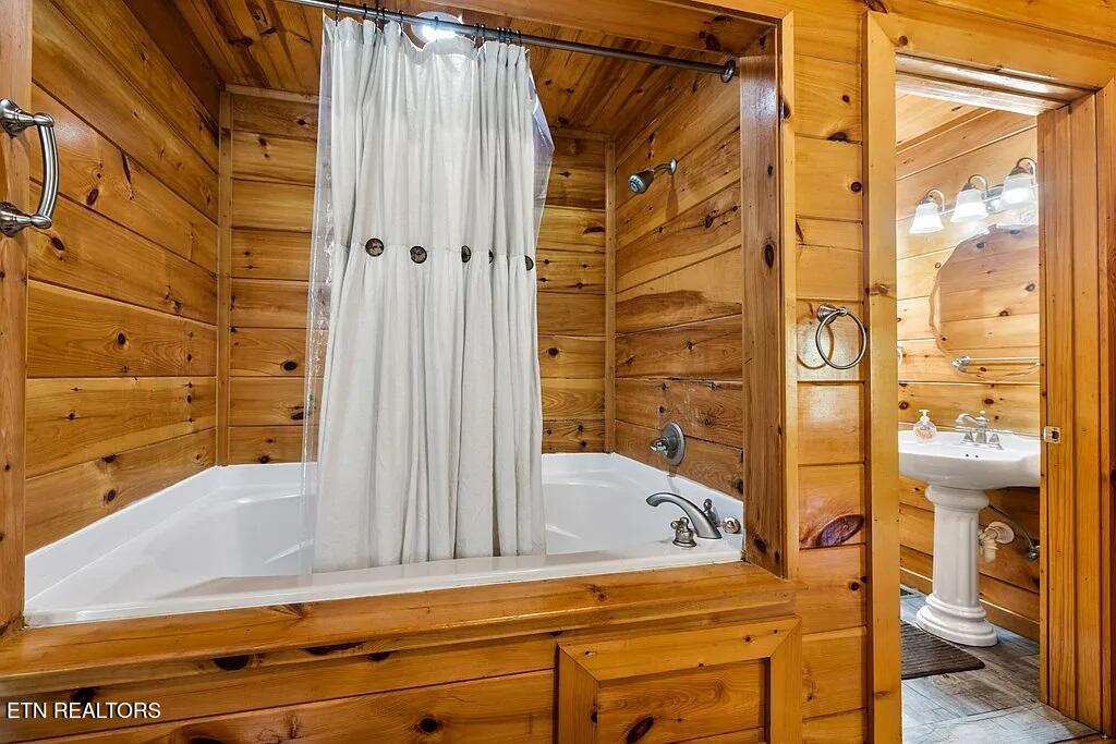 619 Pine Mtn Road Pigeon Forge TN 37863