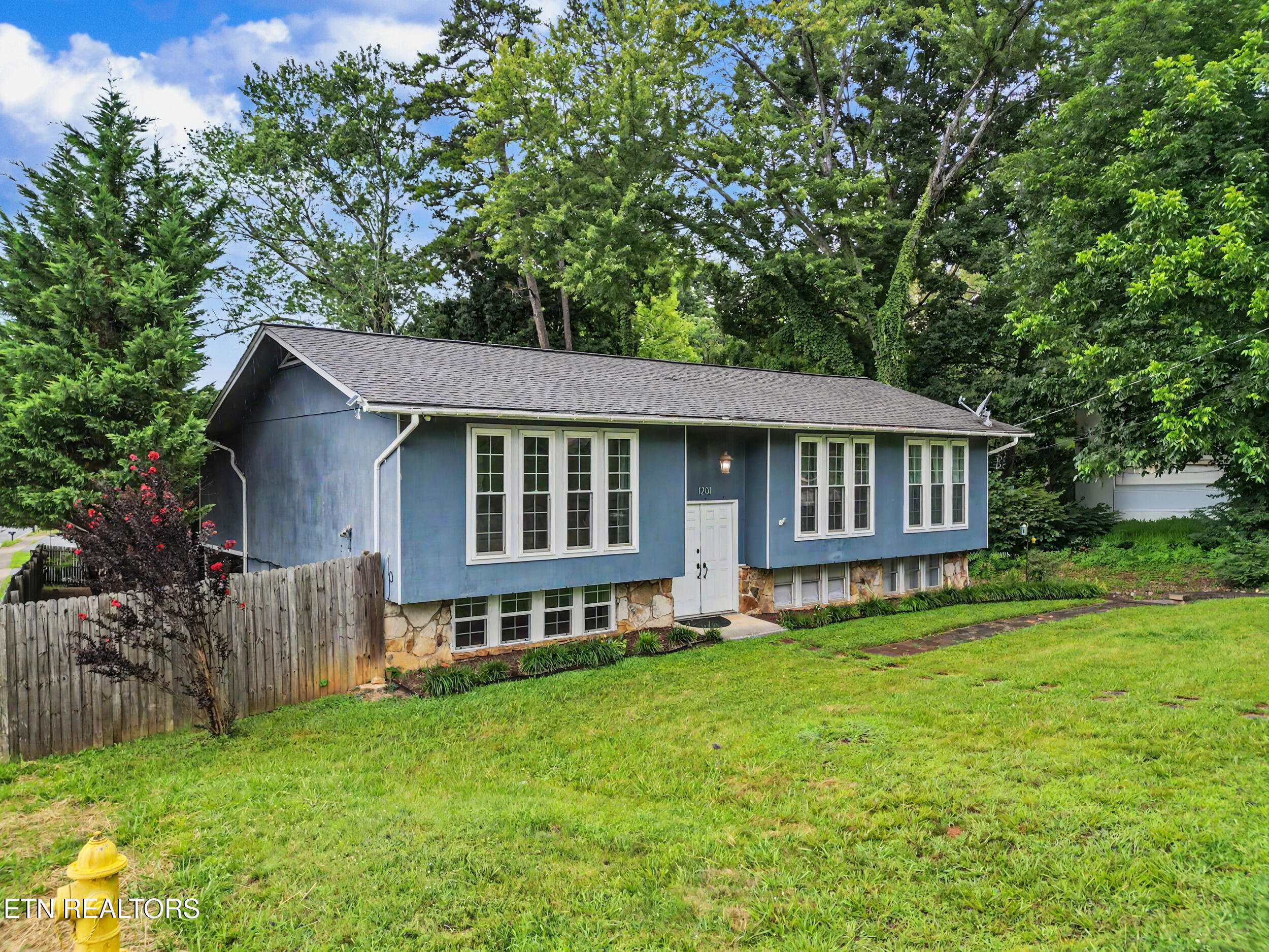 1201 Foxcrolf Drive Knoxville TN 37923