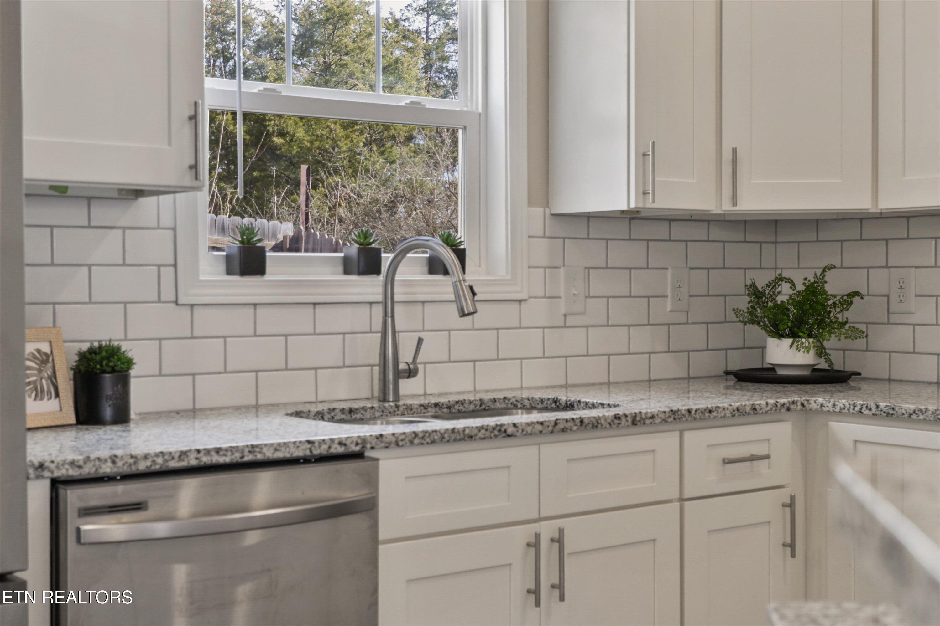 208 Daniel Morris Point Clinton TN 37716