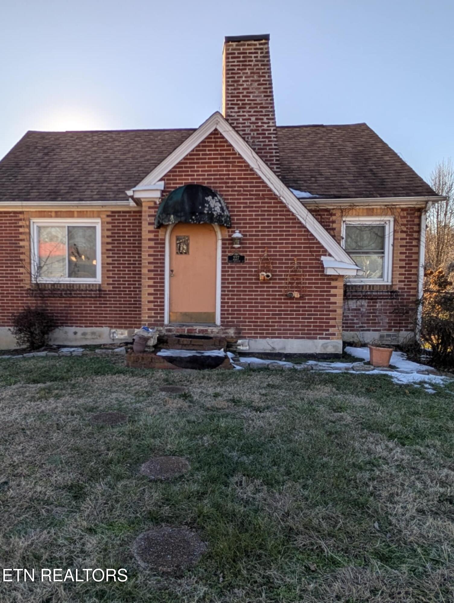 227 E Weaver Street Clinton TN 37716