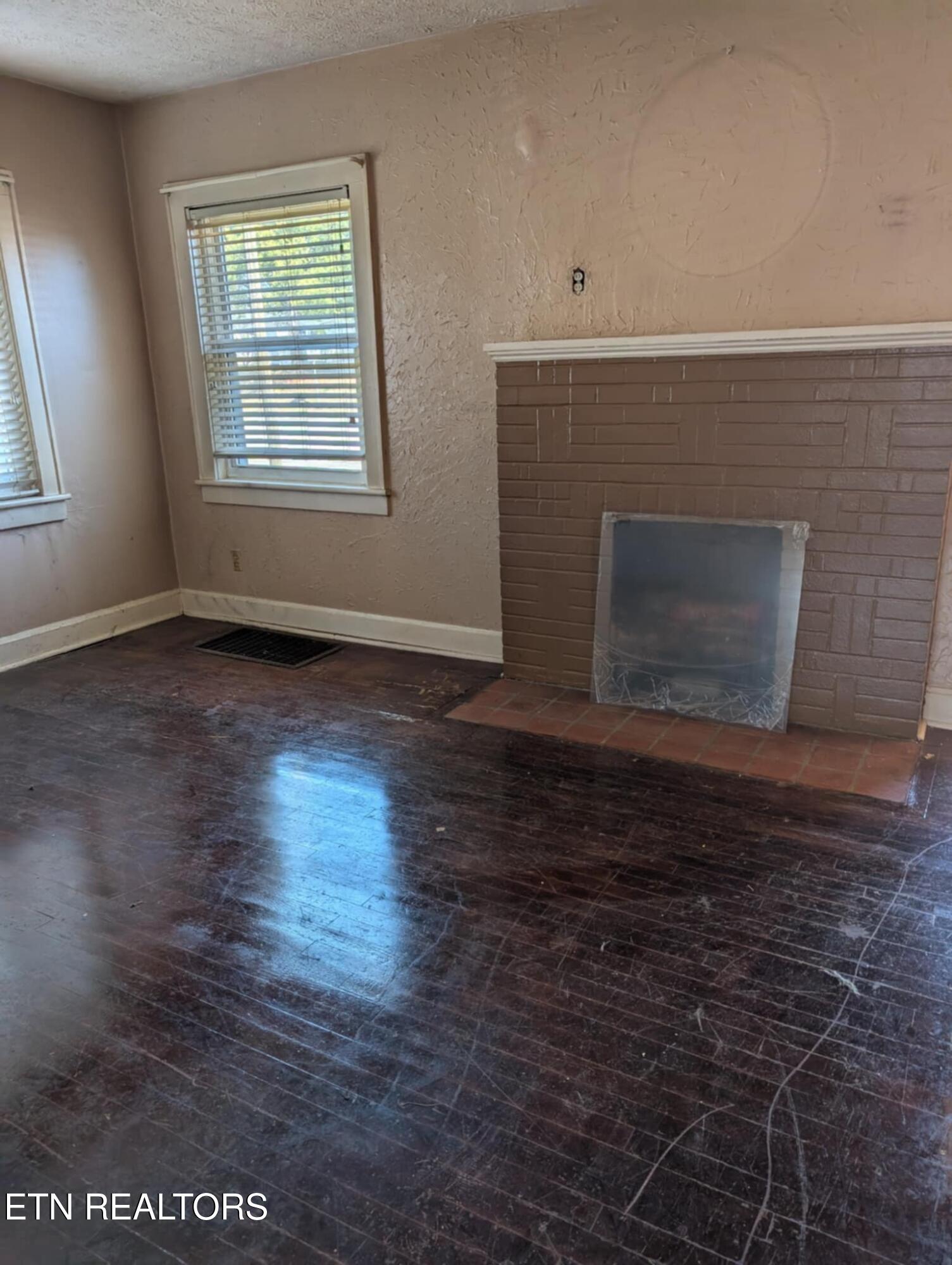 227 E Weaver Street Clinton TN 37716