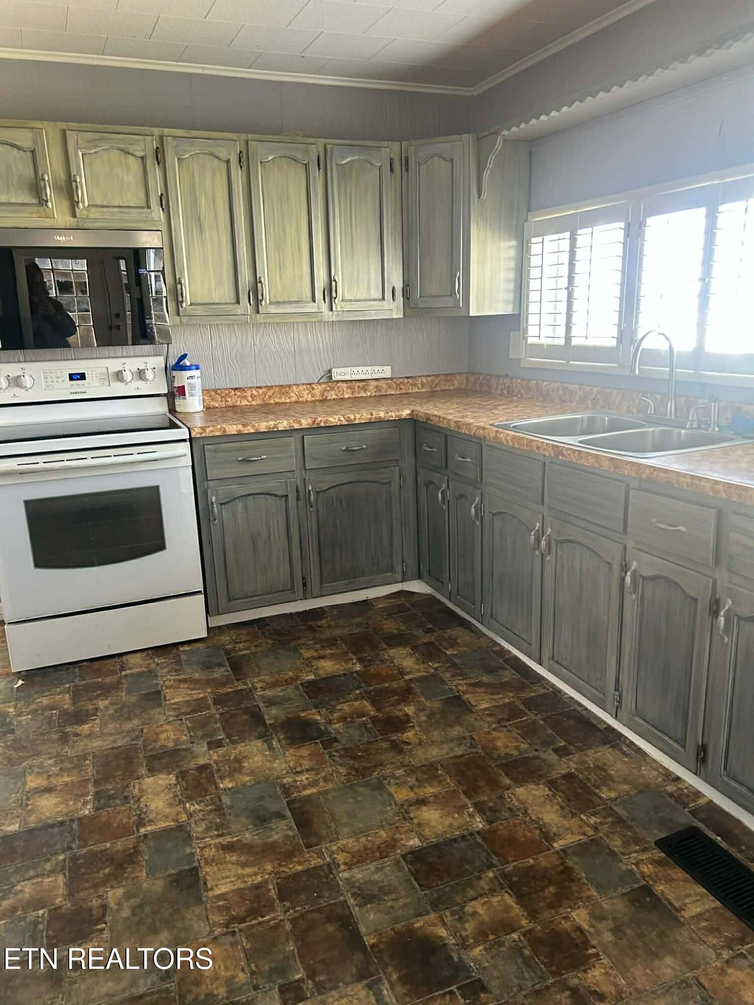 218 N Cross Street Oneida TN 37841