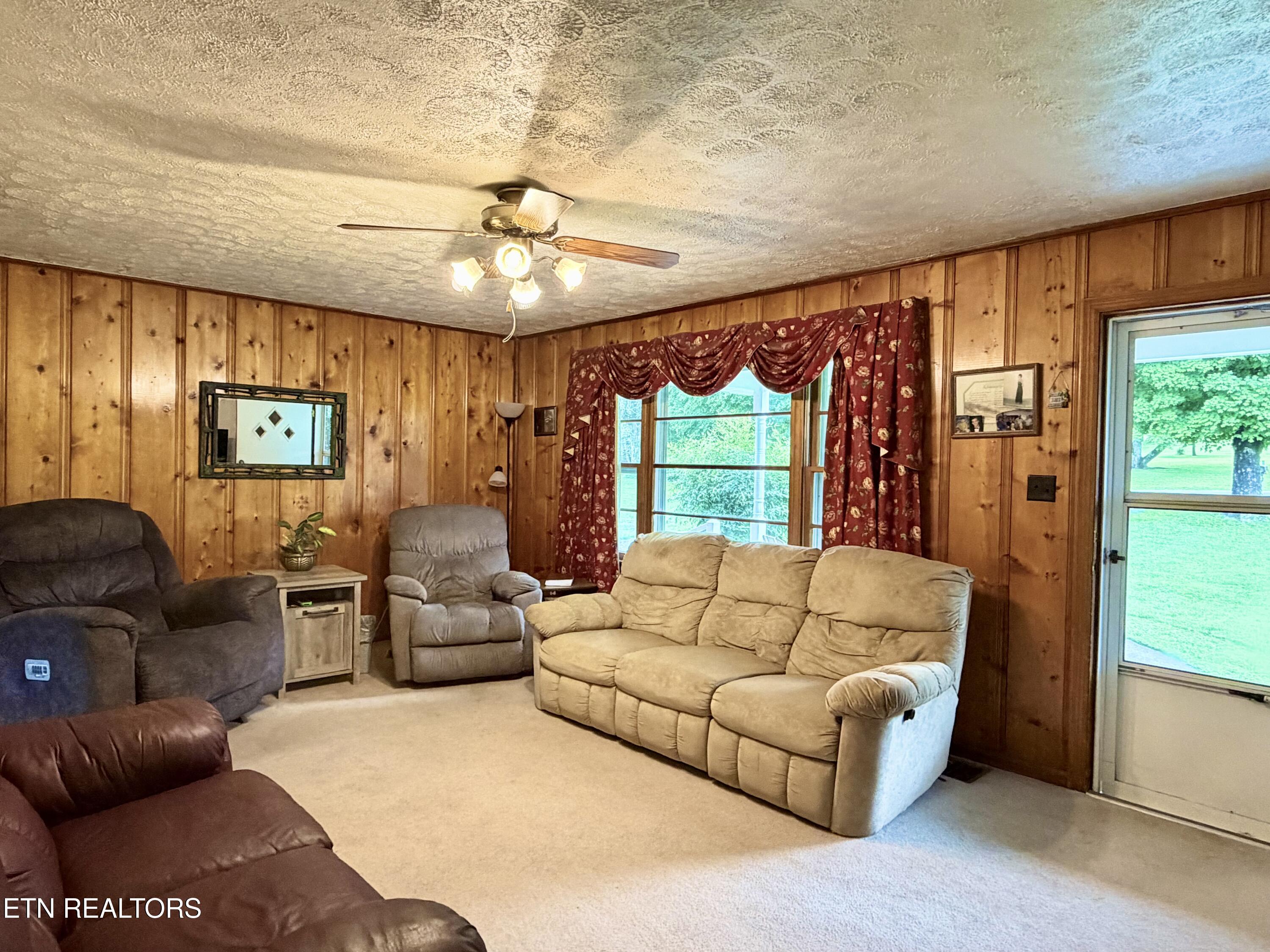371 Pinecrest Road Jacksboro TN 37757