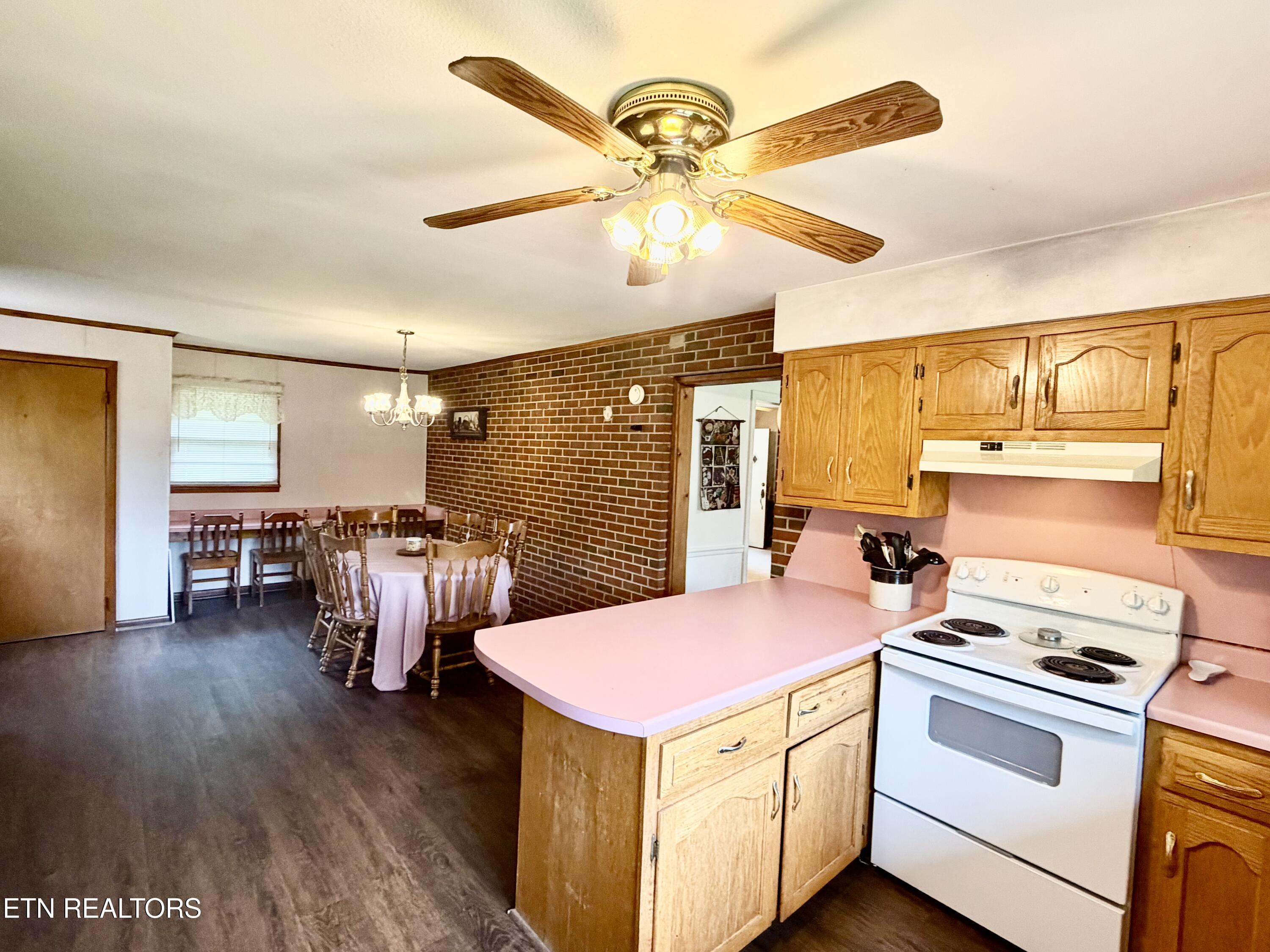 371 Pinecrest Road Jacksboro TN 37757