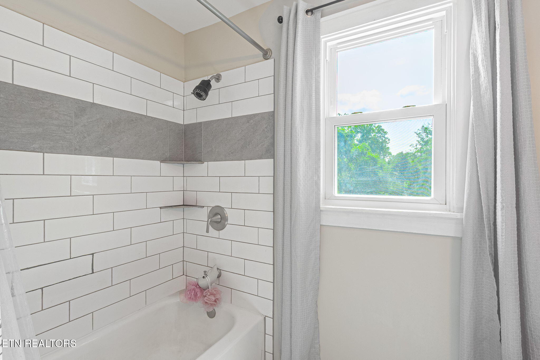 439 Jarnigan Street Clinton TN 37716