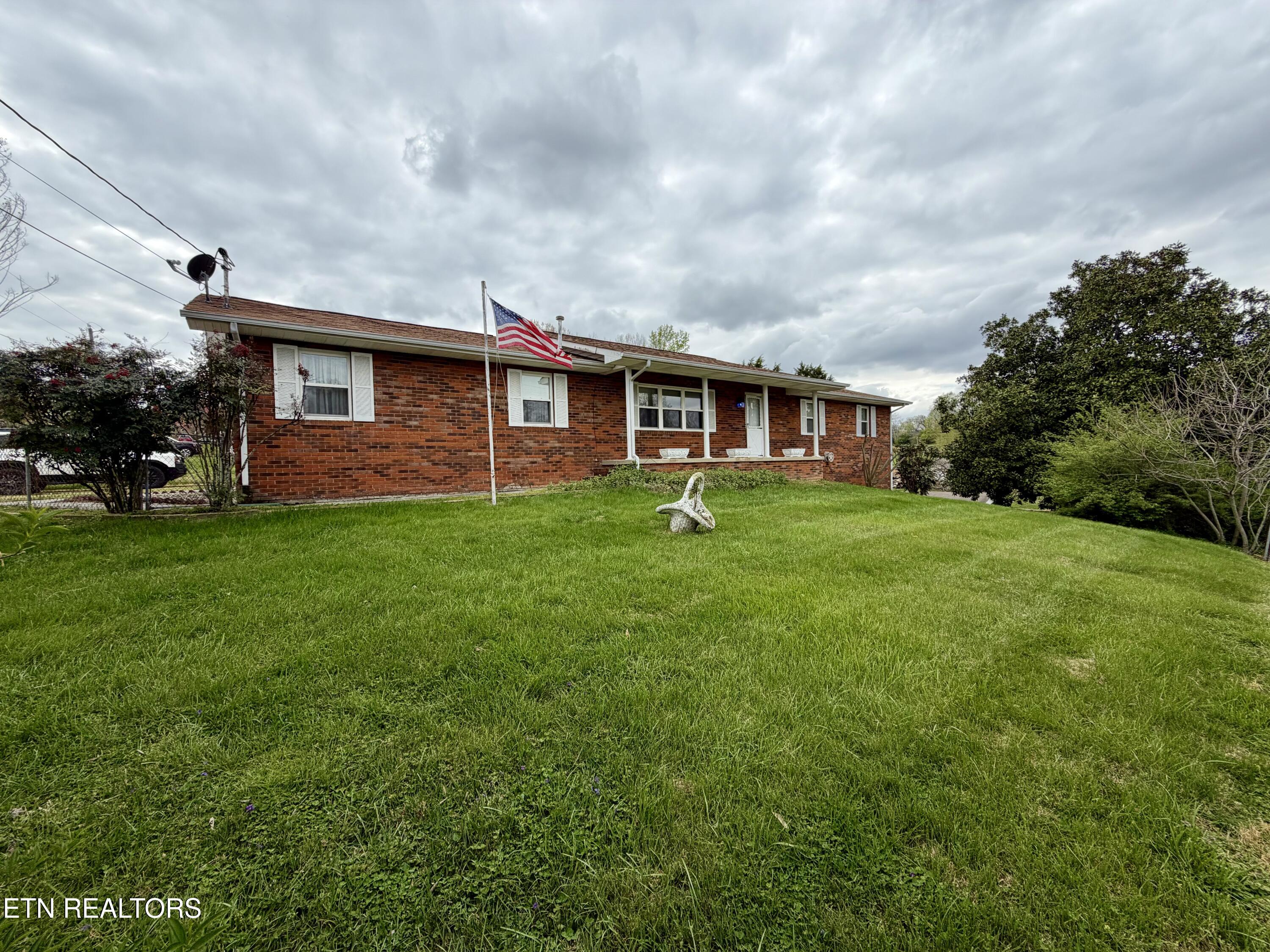 302 S Apache Road Clinton TN 37716