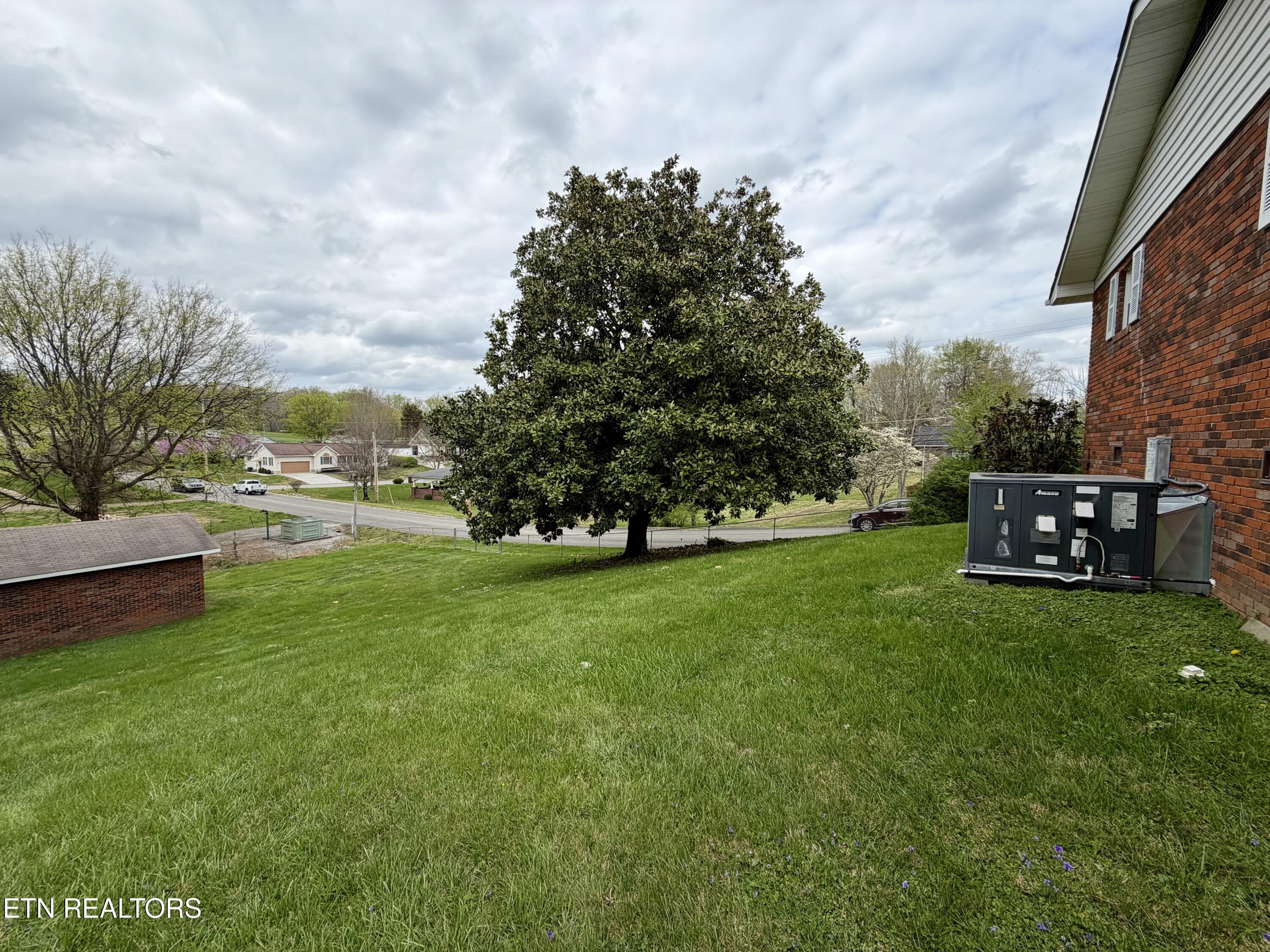 302 S Apache Road Clinton TN 37716