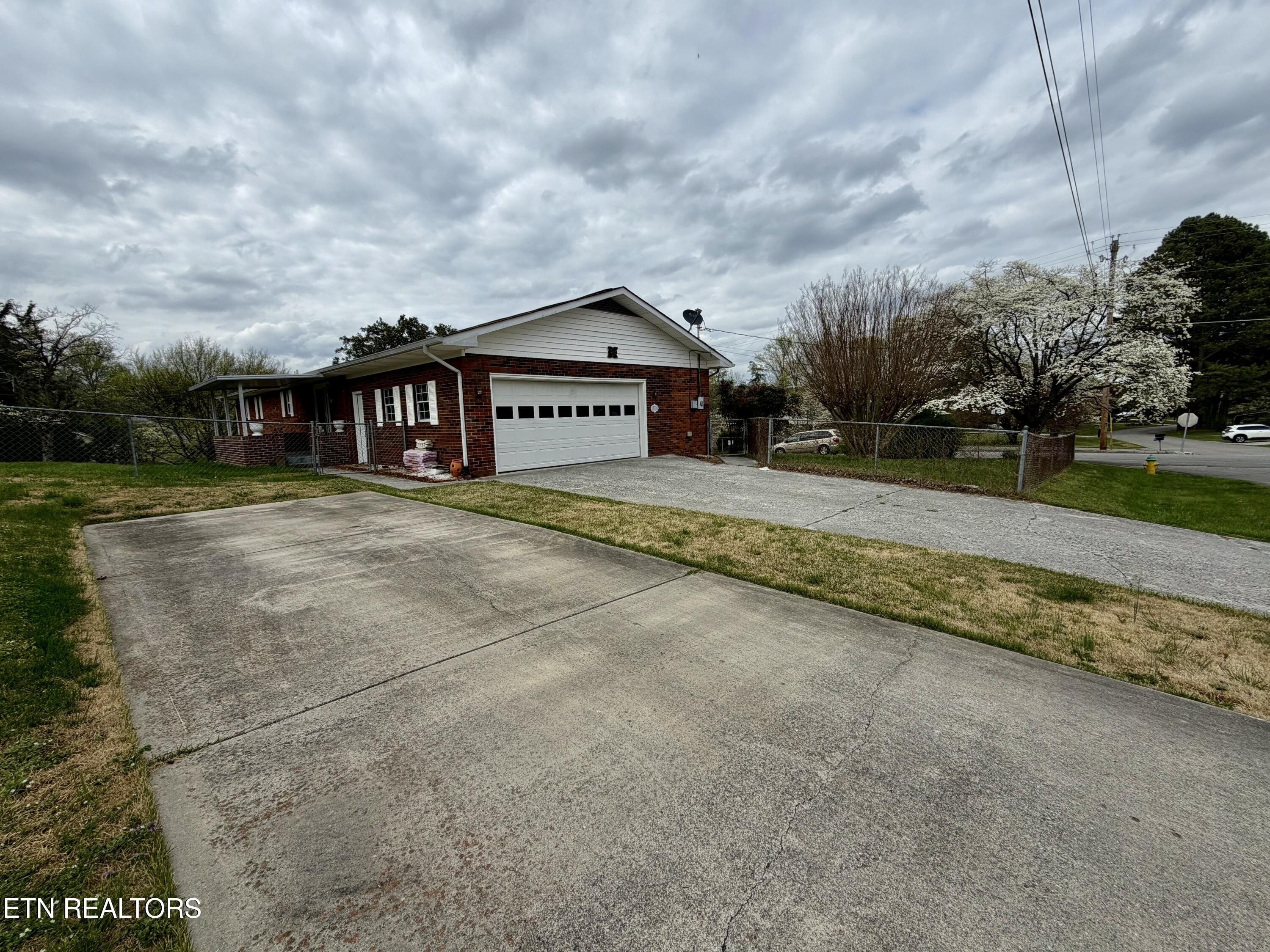 302 S Apache Road Clinton TN 37716