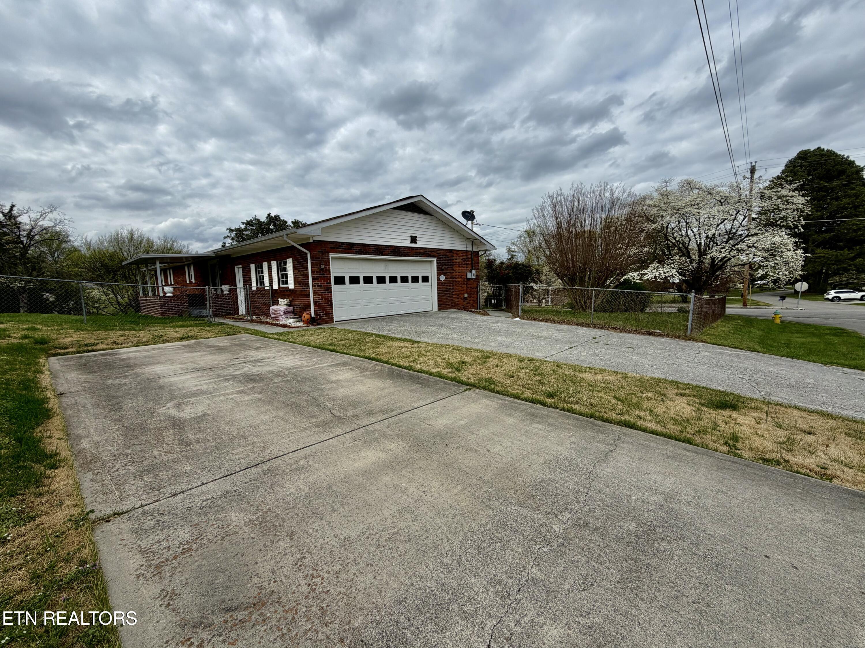 302 S Apache Road Clinton TN 37716
