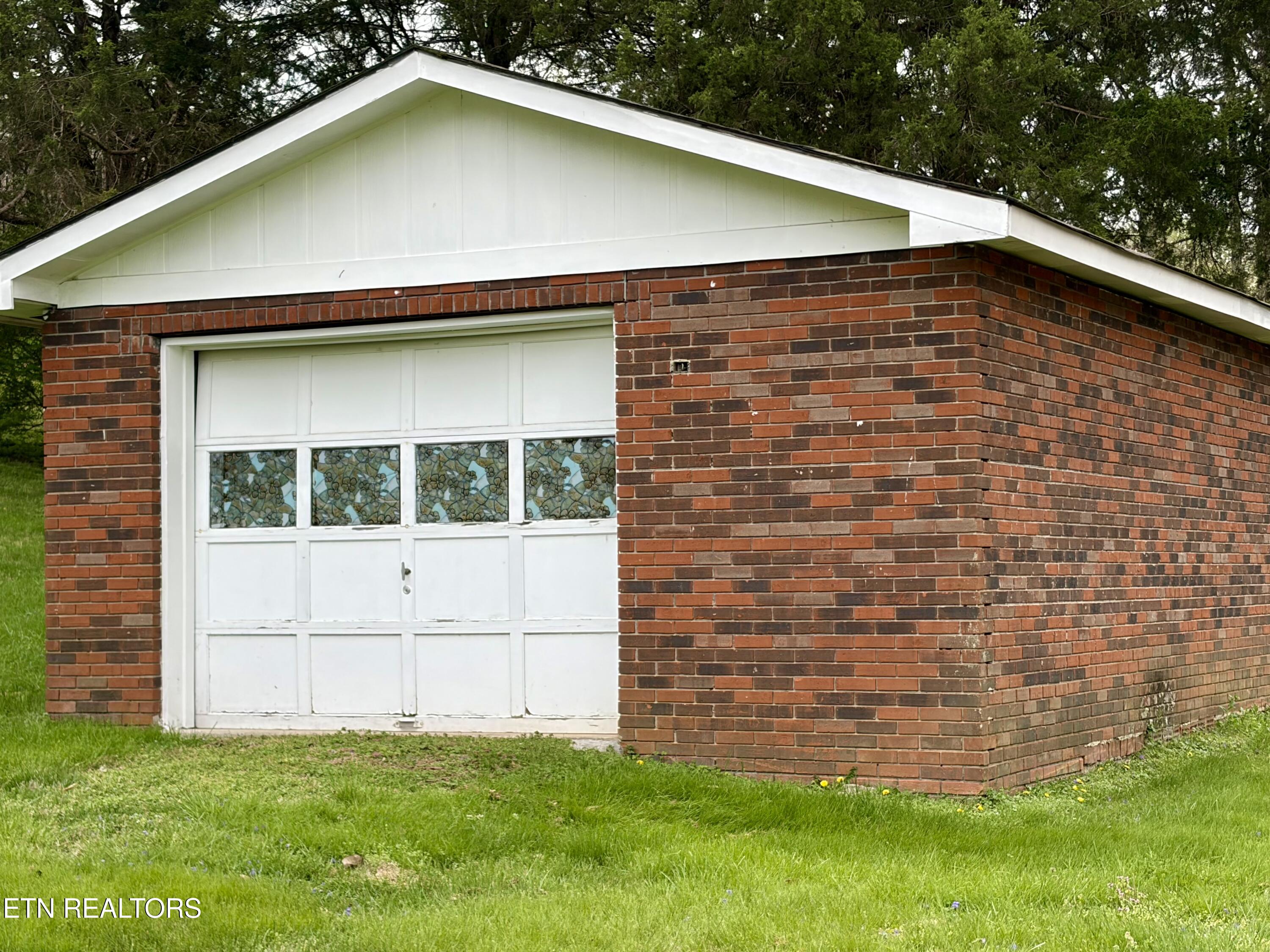 302 S Apache Road Clinton TN 37716