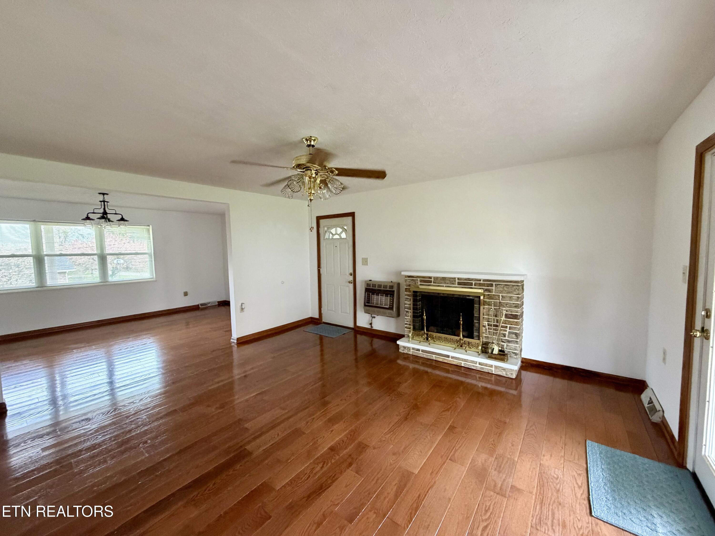 302 S Apache Road Clinton TN 37716