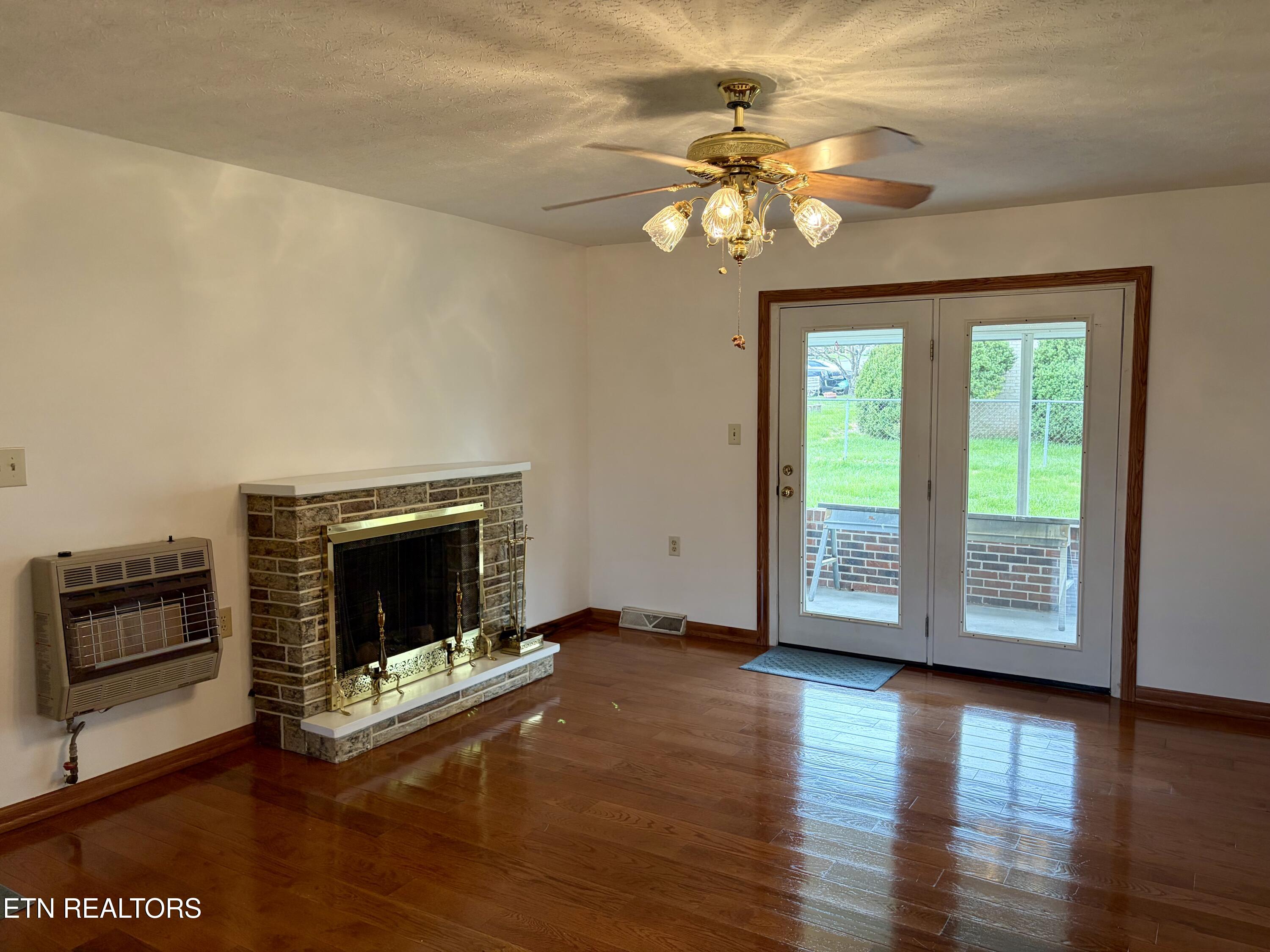 302 S Apache Road Clinton TN 37716