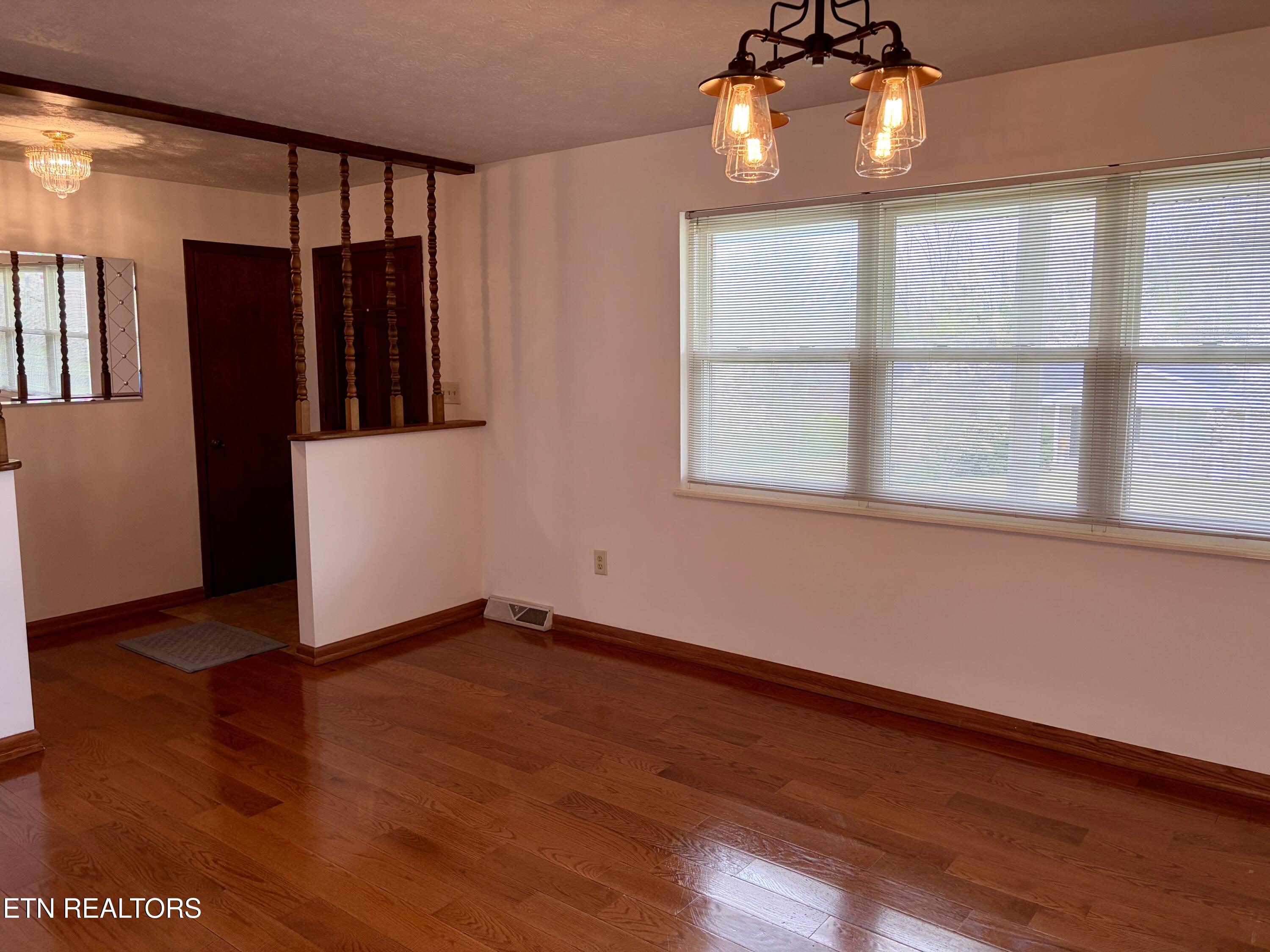 302 S Apache Road Clinton TN 37716