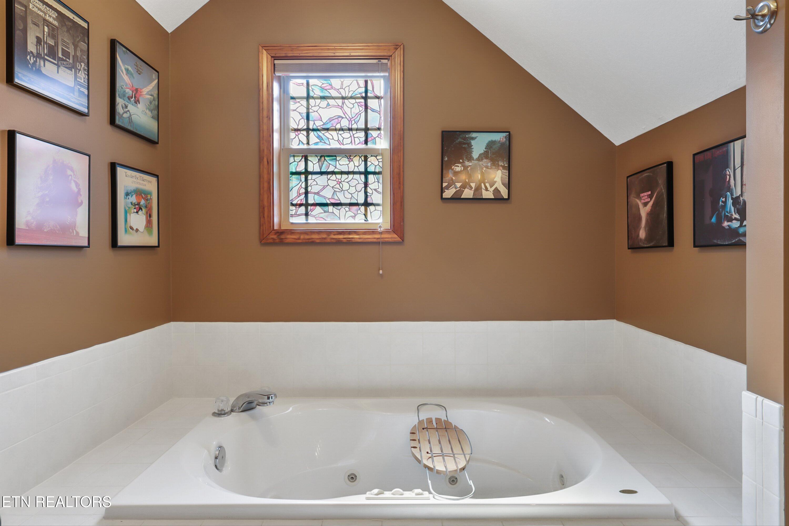 891 Yoakum Hollow Road Jacksboro TN 37757