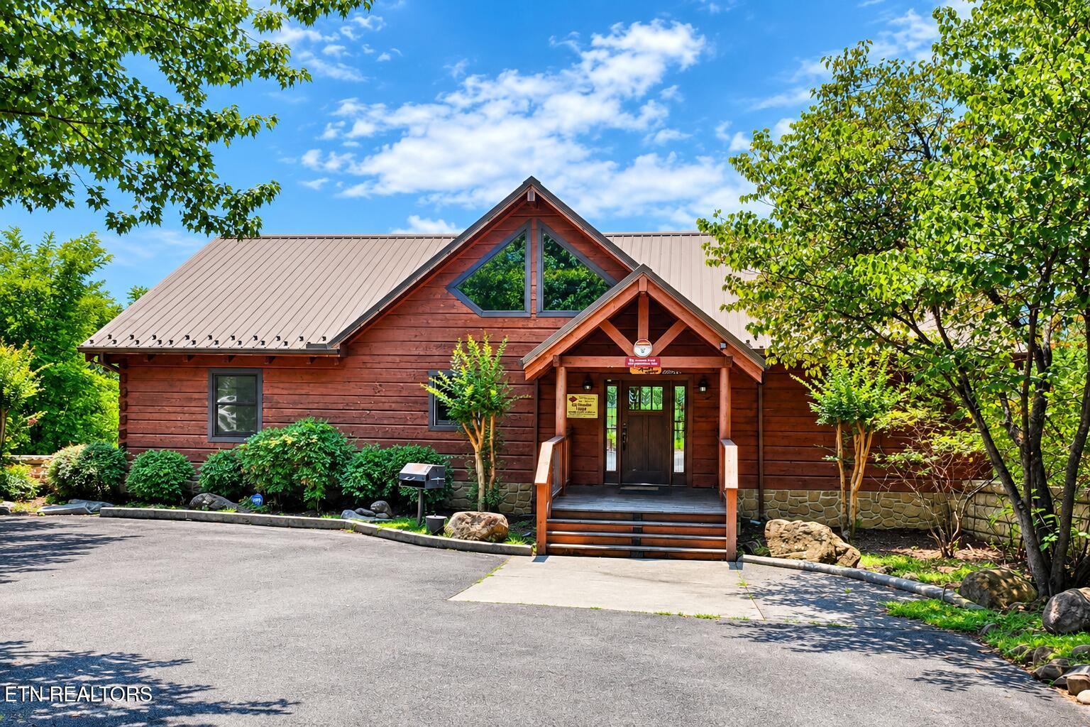 1959 Blackthorn Trail Sevierville TN 37876
