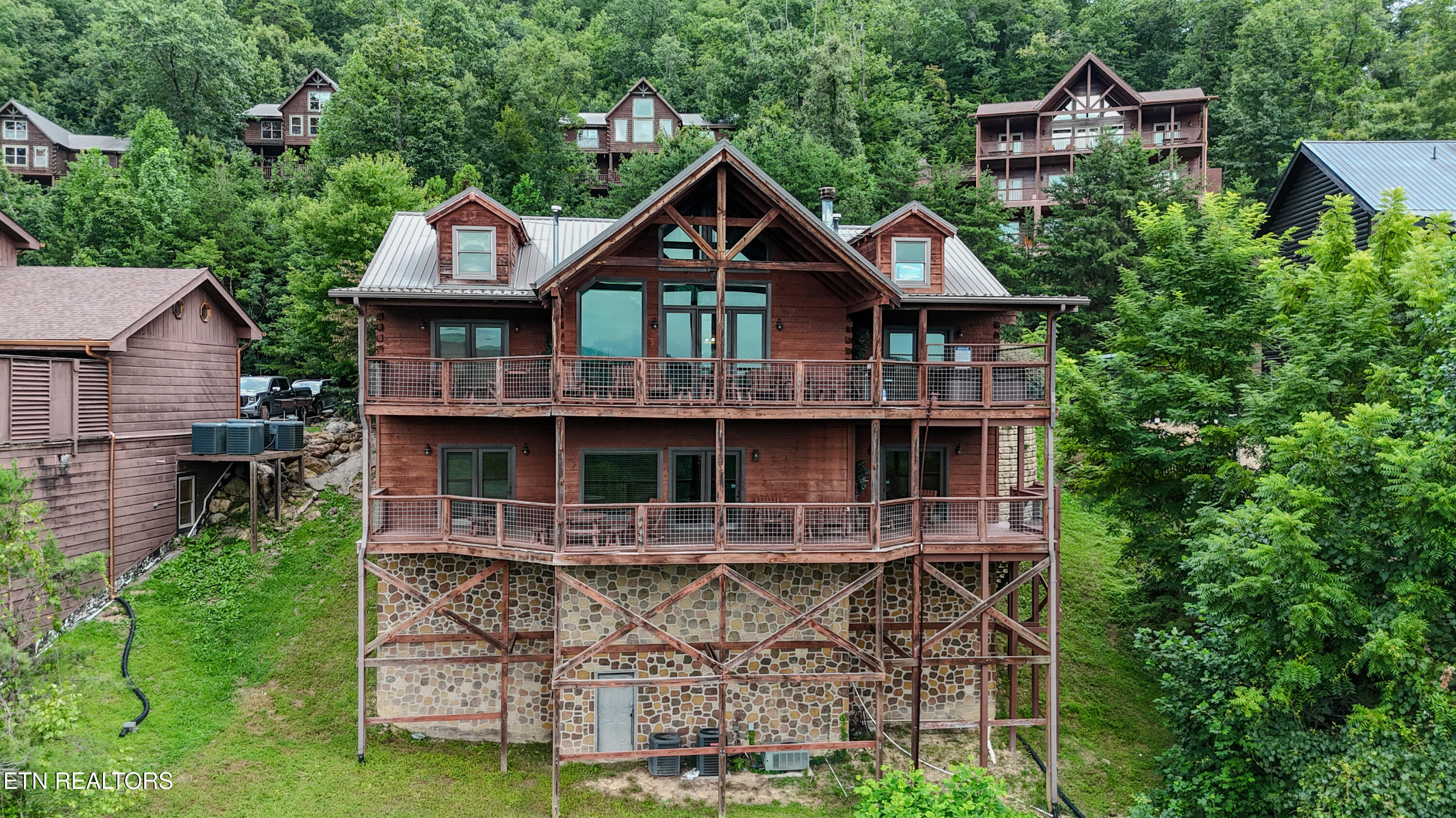 1959 Blackthorn Trail Sevierville TN 37876