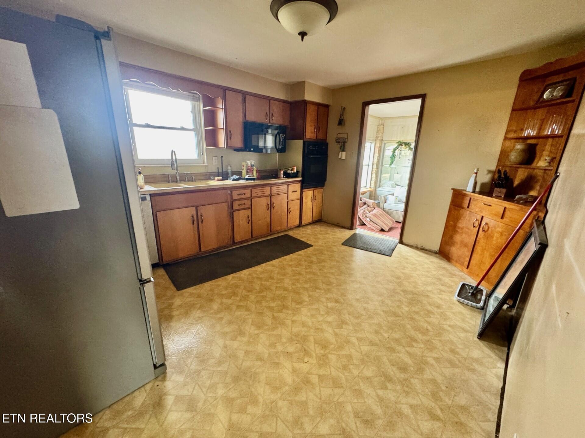 6111 Nashville Highway Deer Lodge TN 37726
