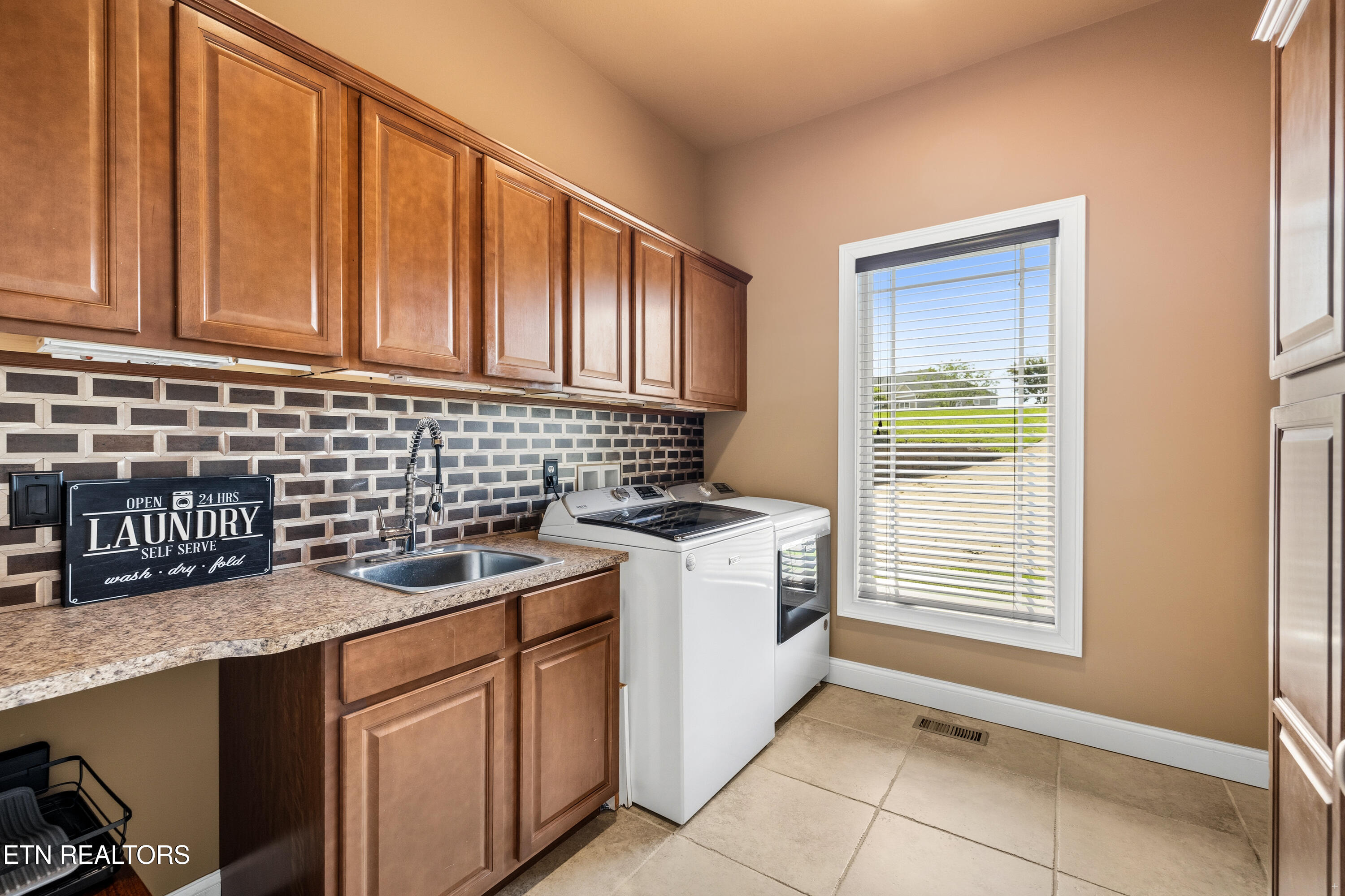 362 Parkwood Circle Greenback TN 37742