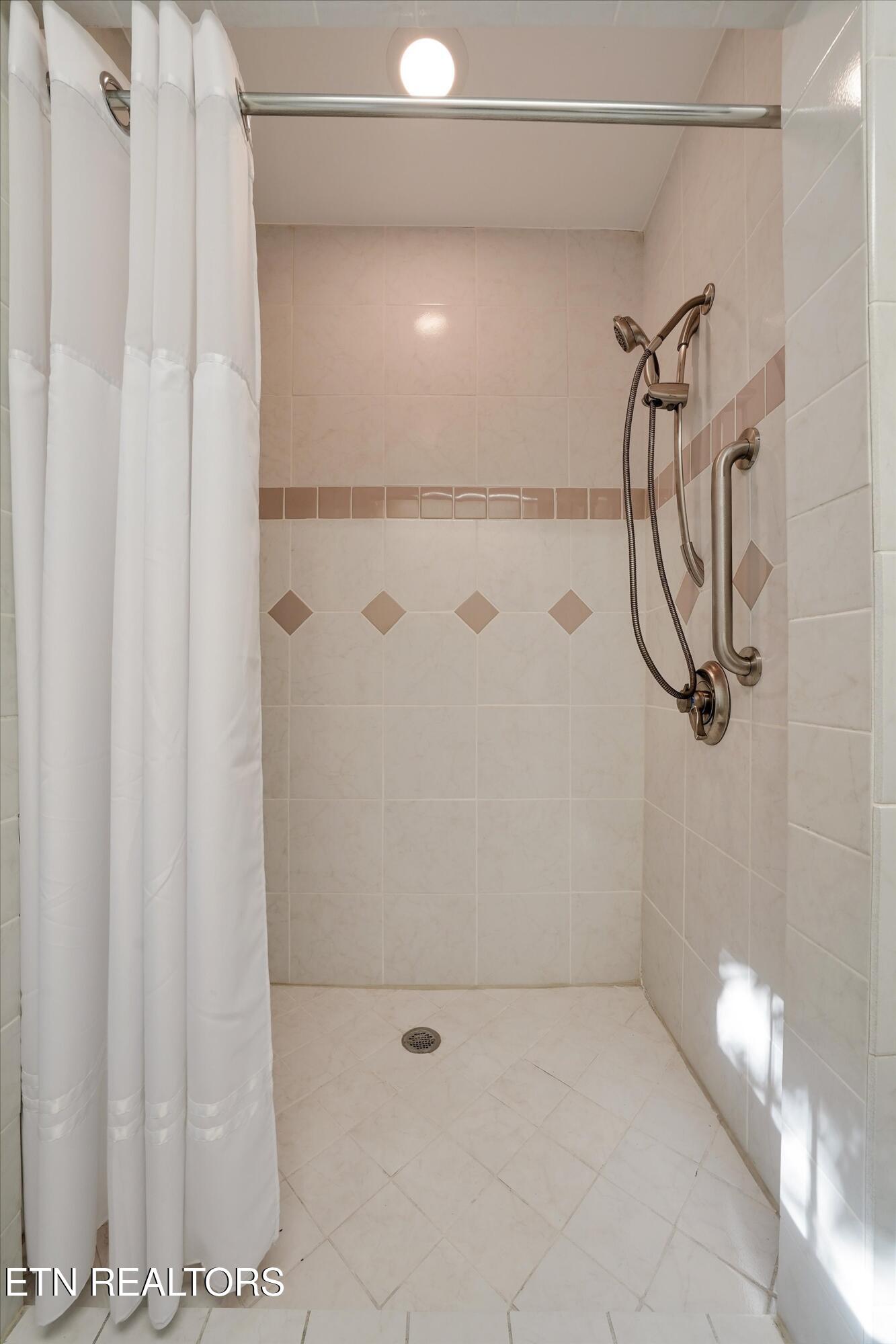 619 Emerald Avenue Kodak TN 37764