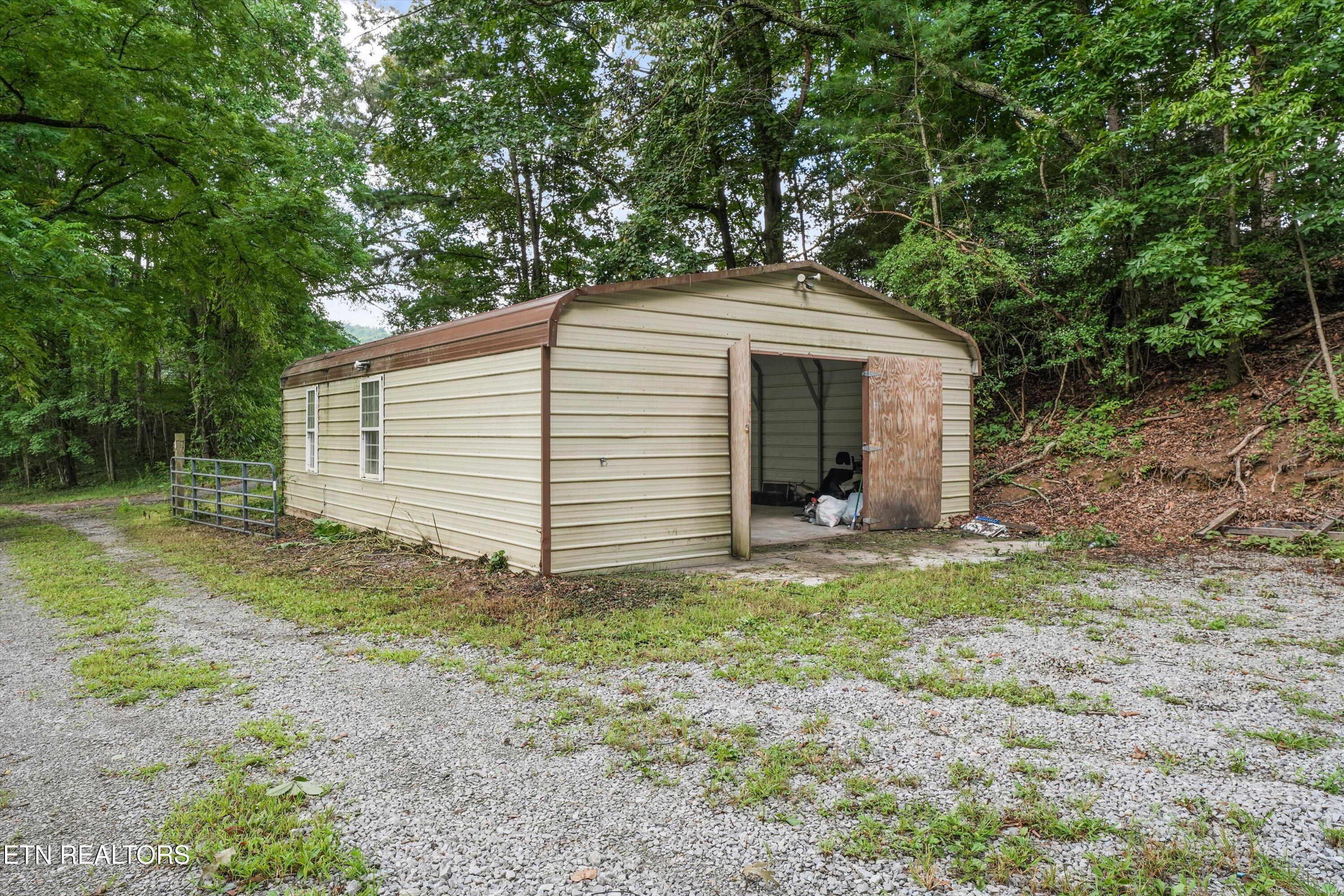1696 Clouds Road New Tazewell TN 37825