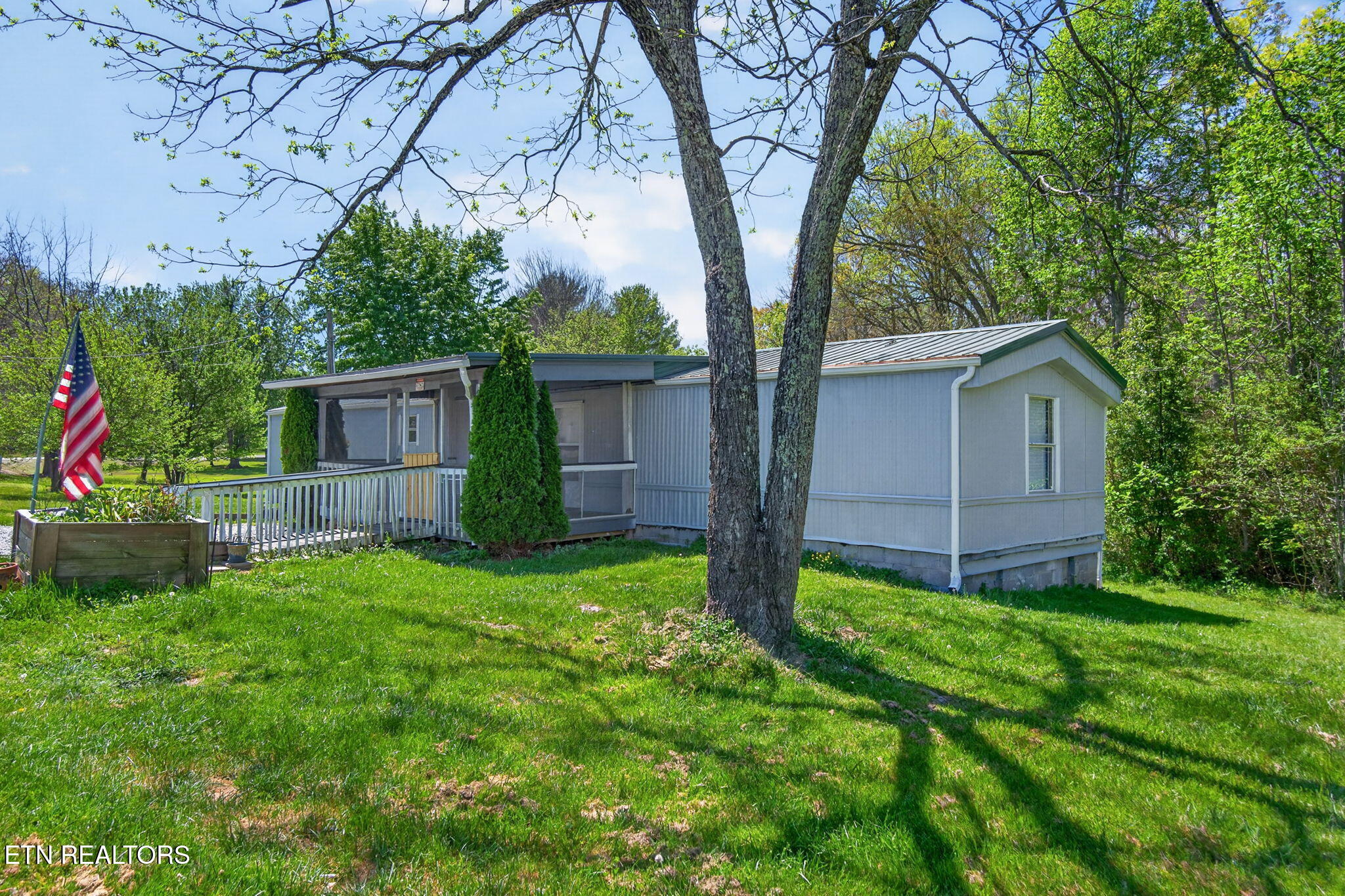 5959 Nashville Highway Deer Lodge TN 37726
