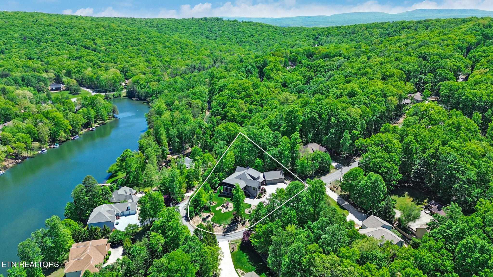 142 Pineridge Loop Crossville TN 38558