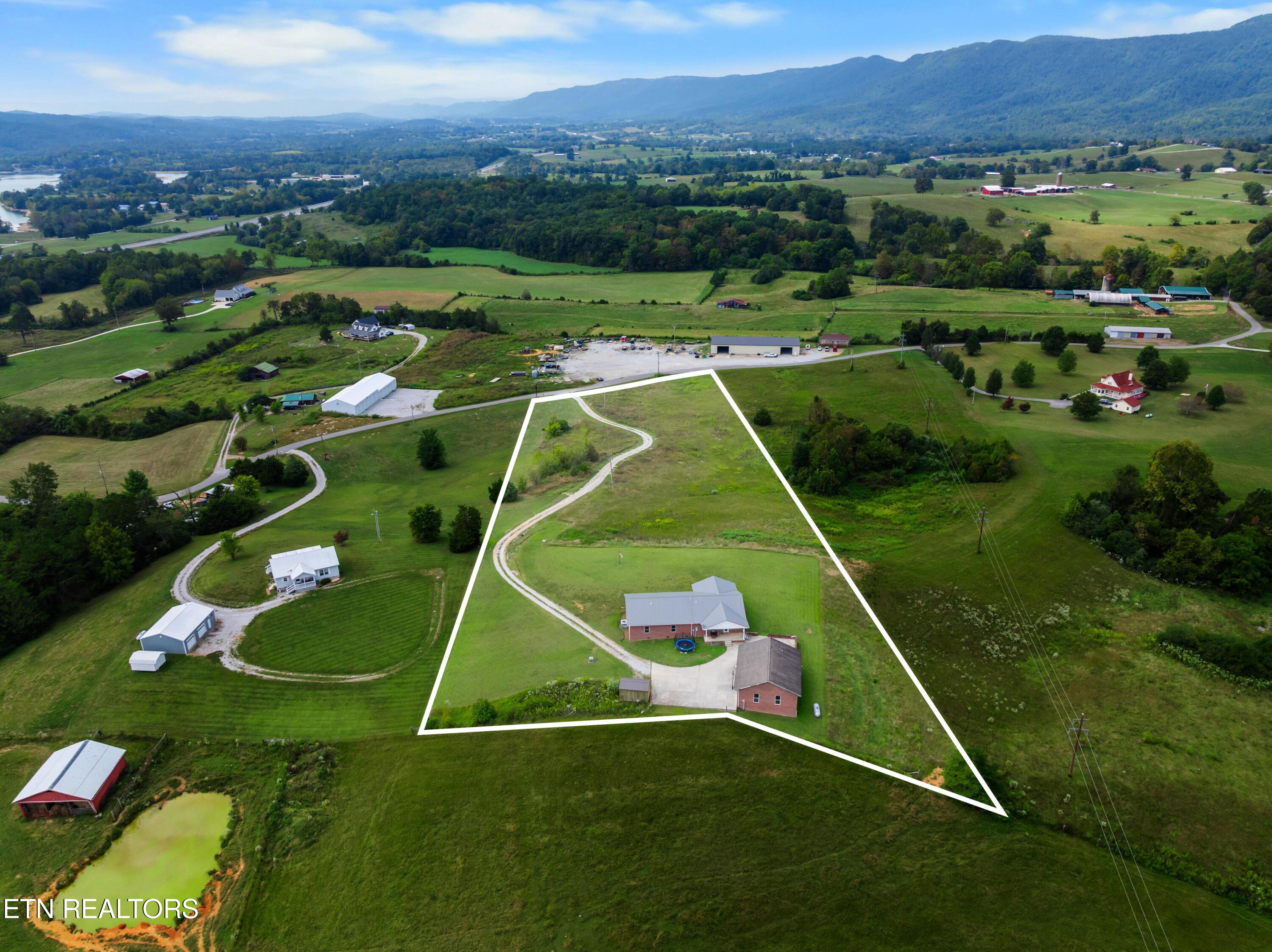 1695 Doaks Creek Road Speedwell TN 37870