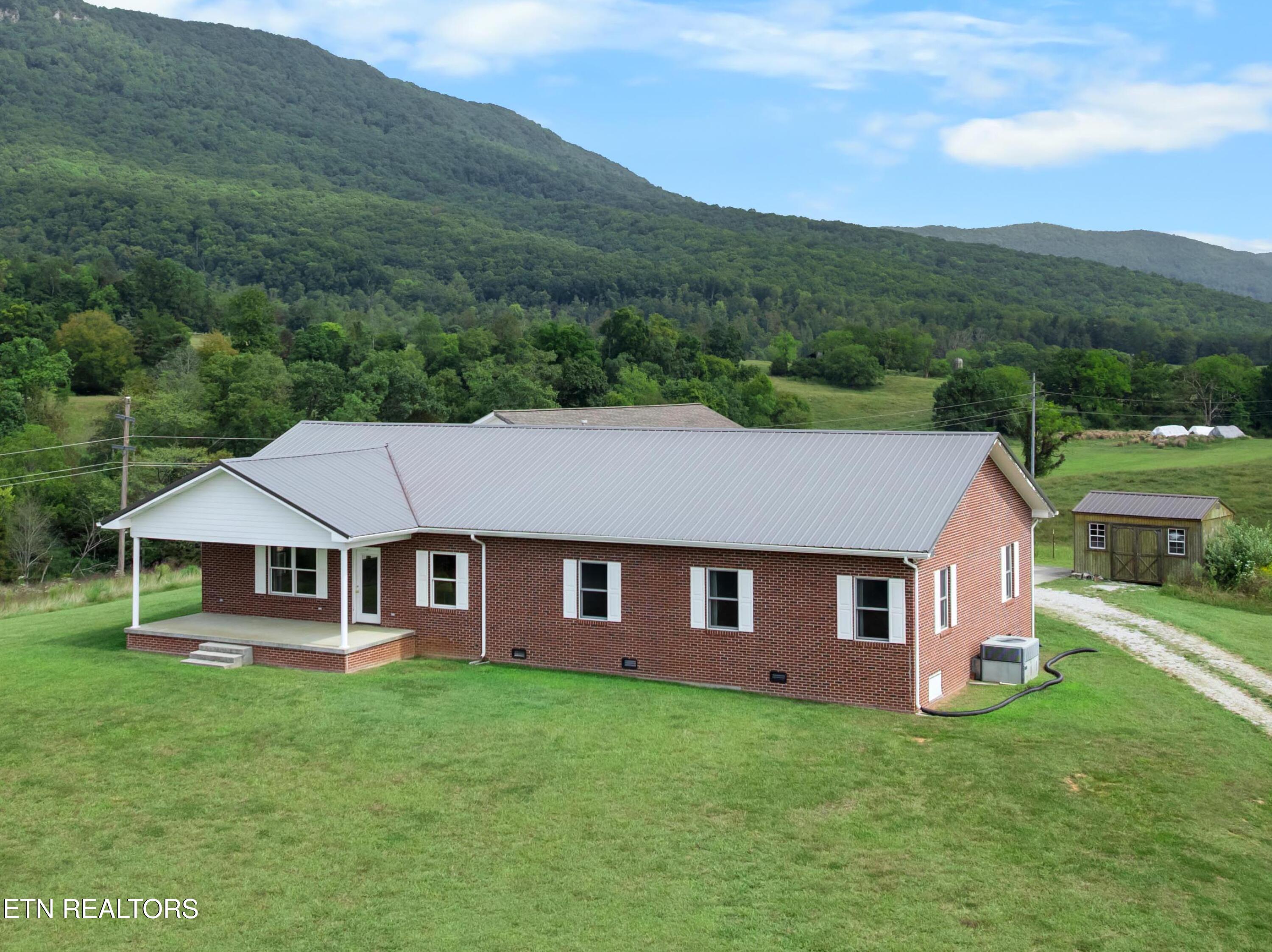 1695 Doaks Creek Road Speedwell TN 37870