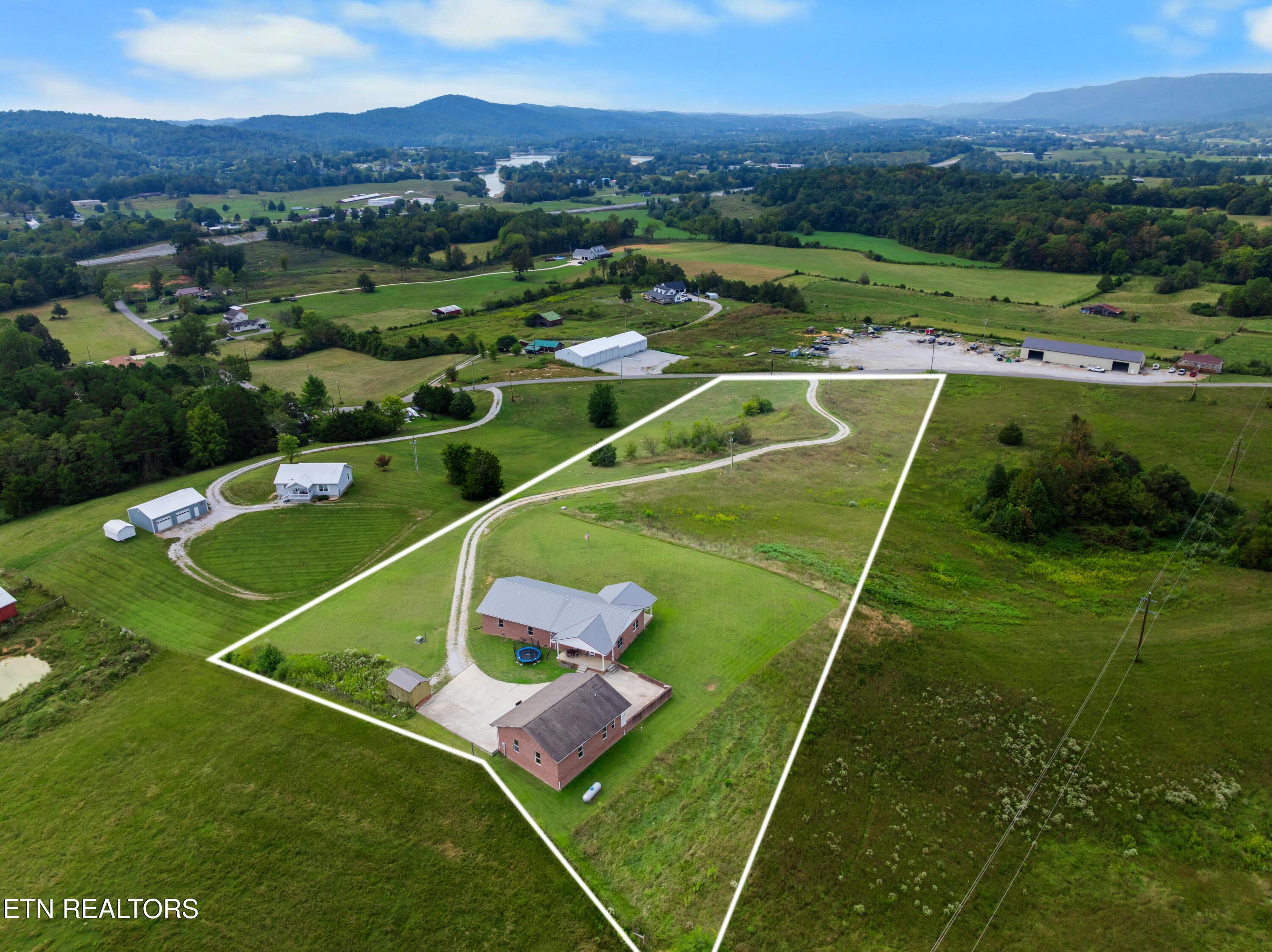 1695 Doaks Creek Road Speedwell TN 37870