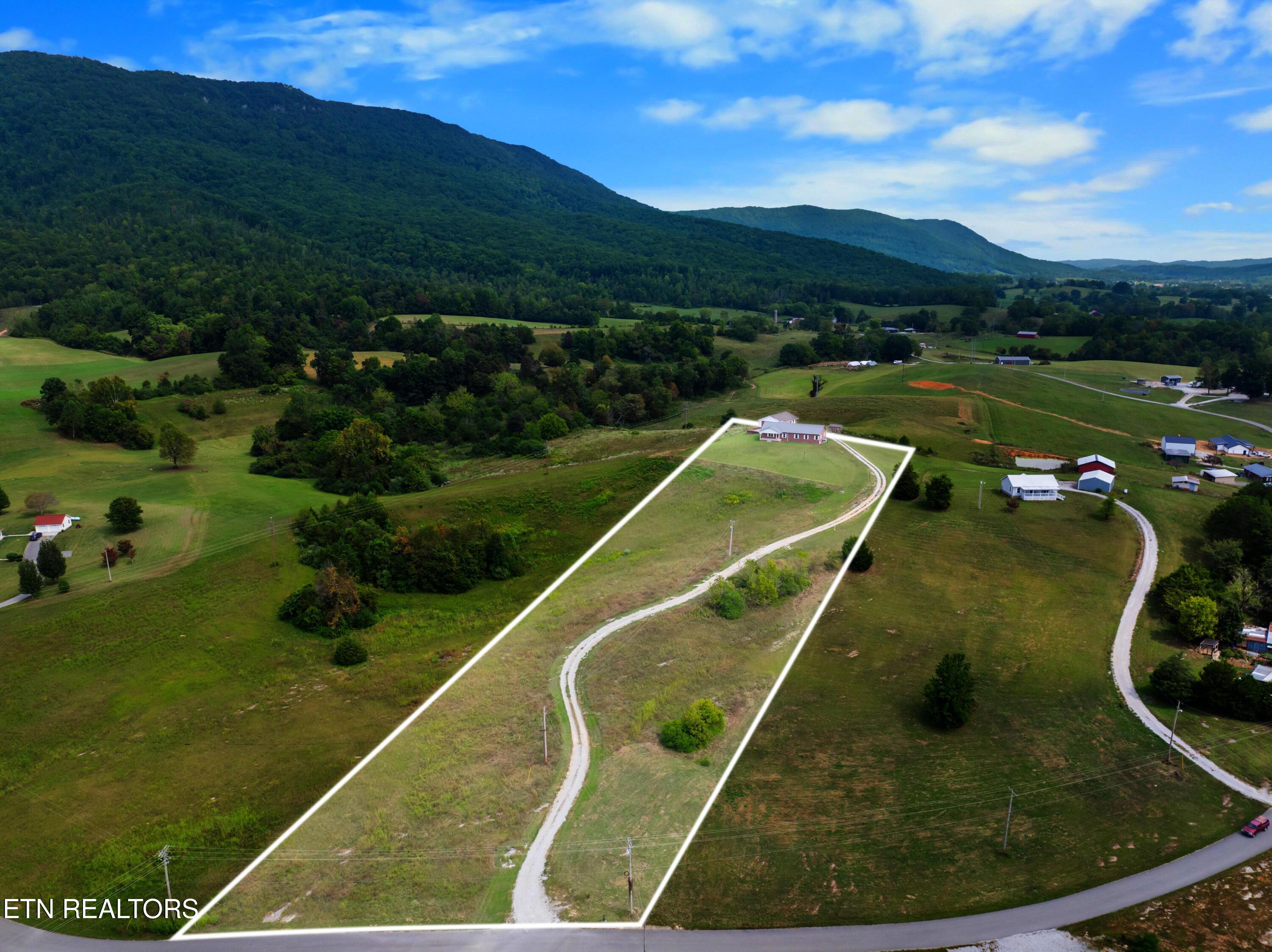 1695 Doaks Creek Road Speedwell TN 37870