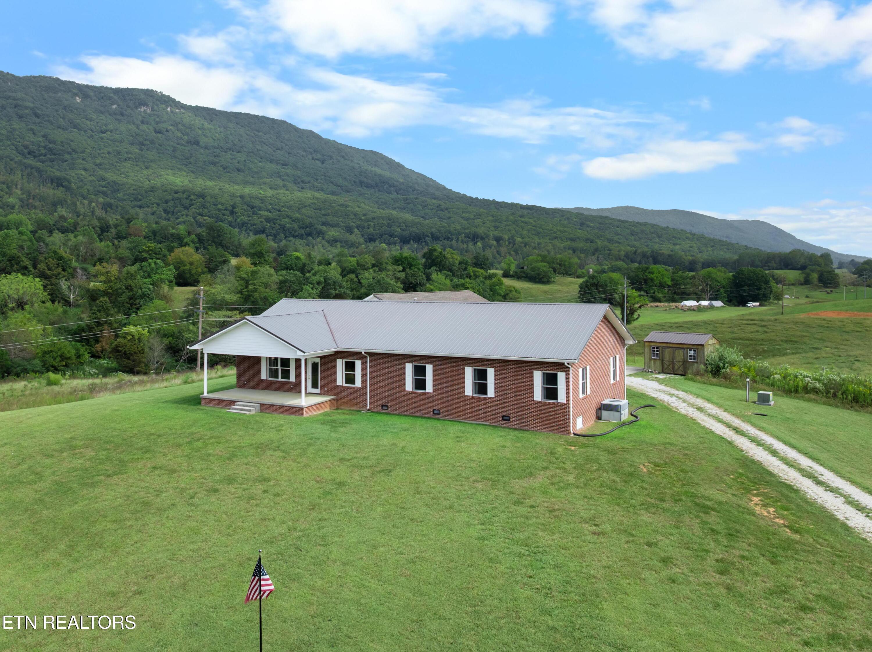 1695 Doaks Creek Road Speedwell TN 37870