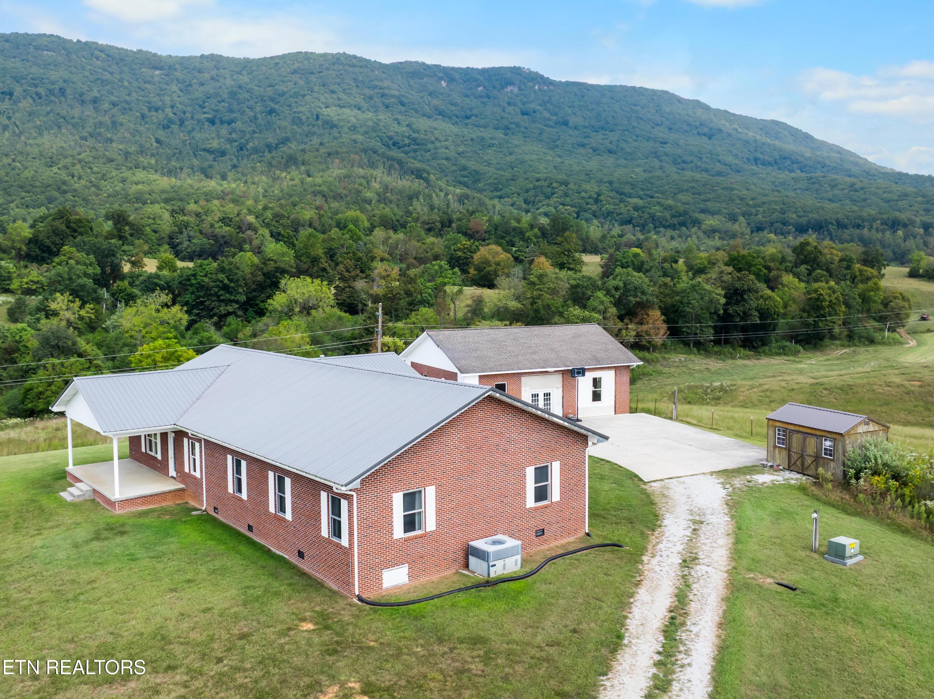 1695 Doaks Creek Road Speedwell TN 37870