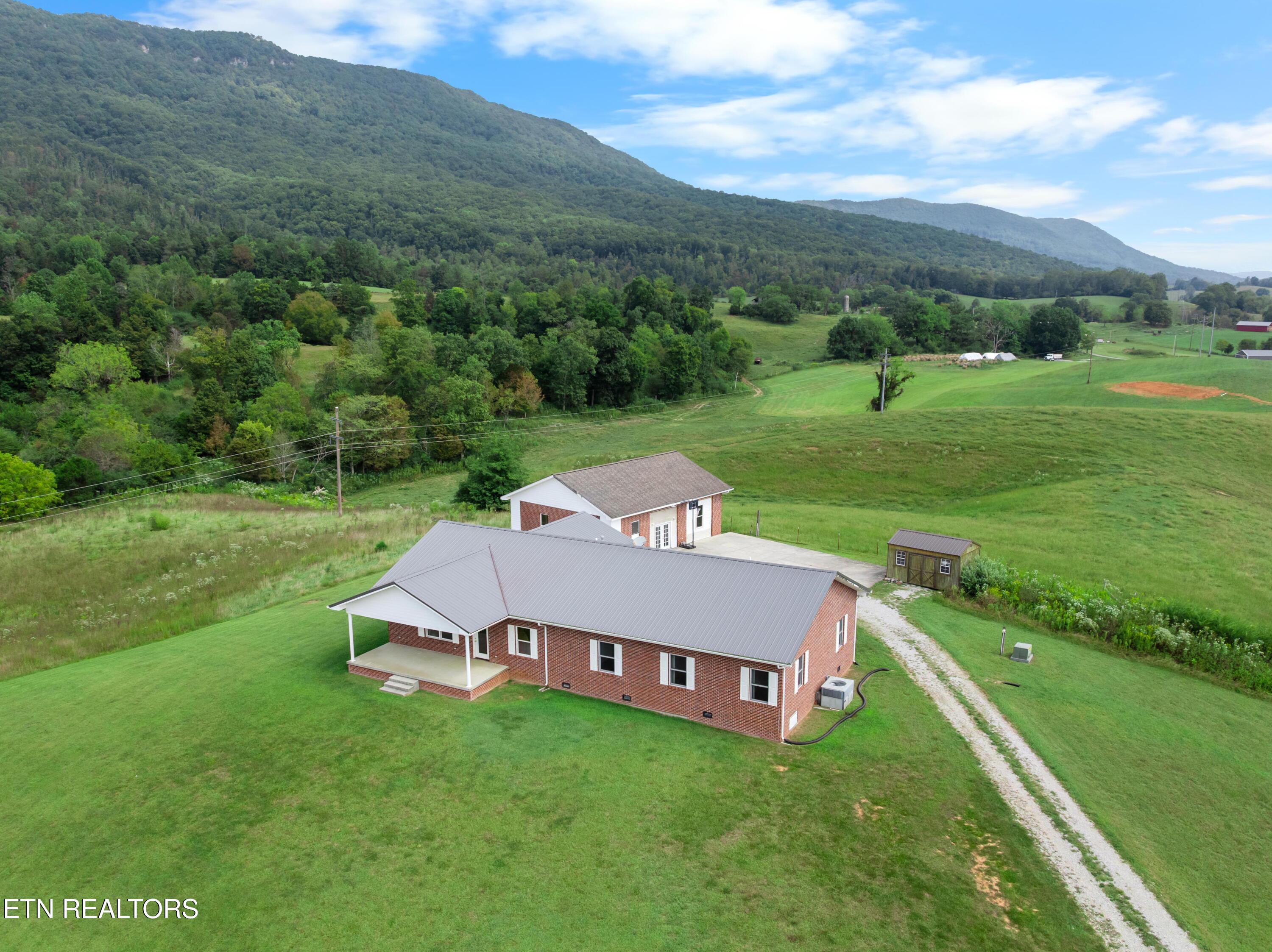 1695 Doaks Creek Road Speedwell TN 37870
