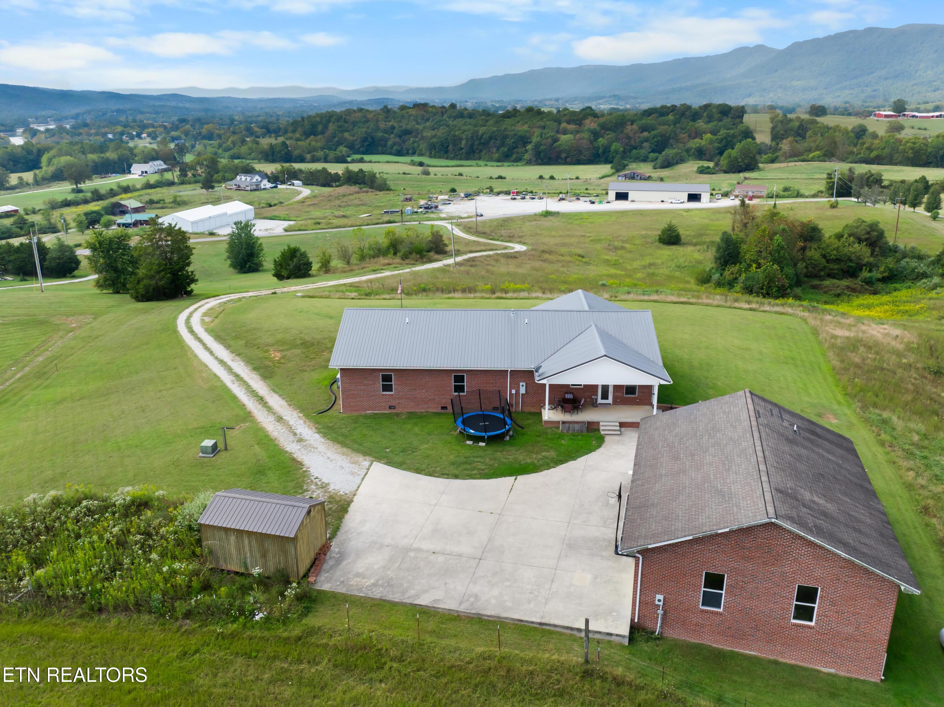 1695 Doaks Creek Road Speedwell TN 37870