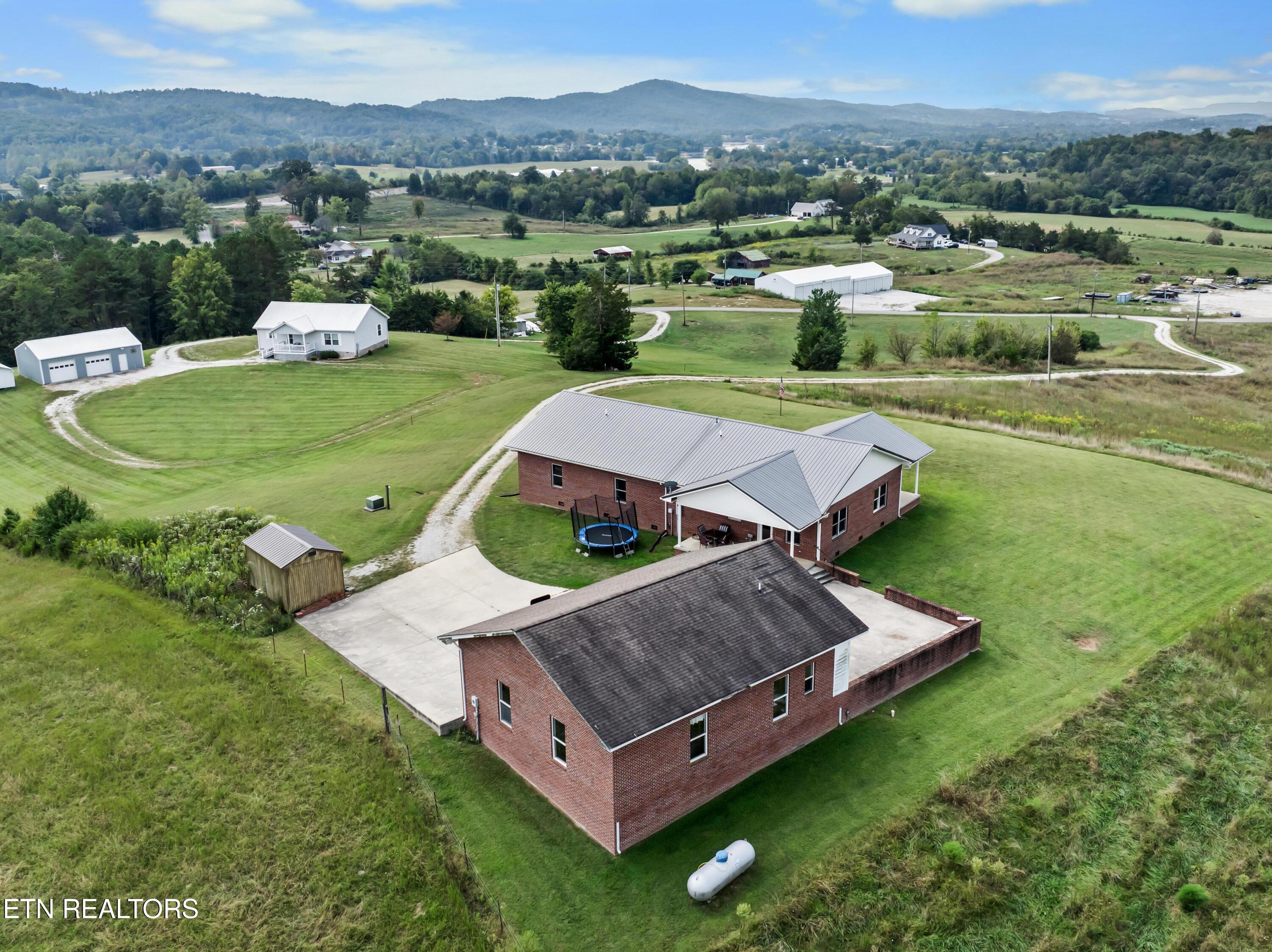 1695 Doaks Creek Road Speedwell TN 37870