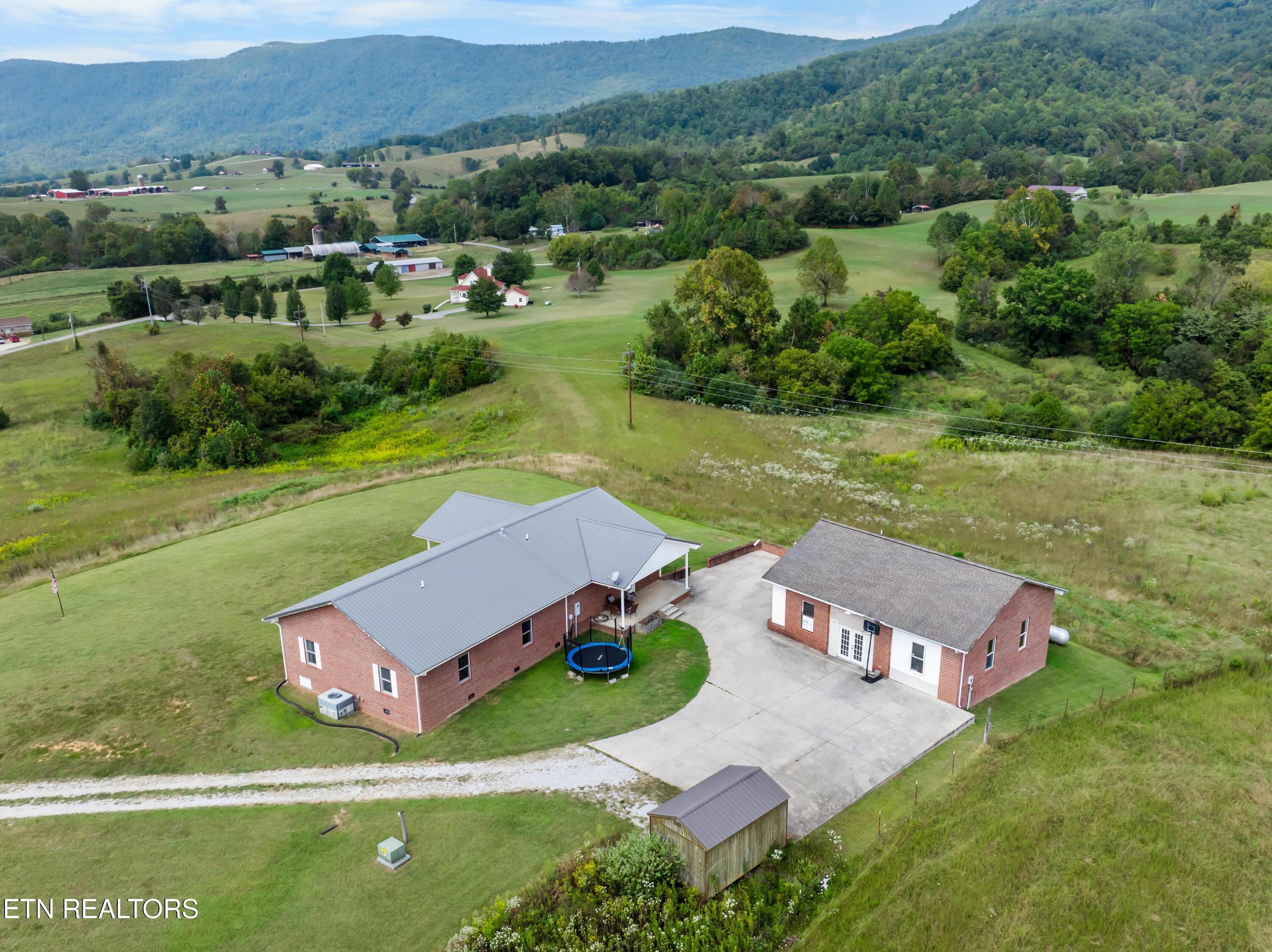 1695 Doaks Creek Road Speedwell TN 37870