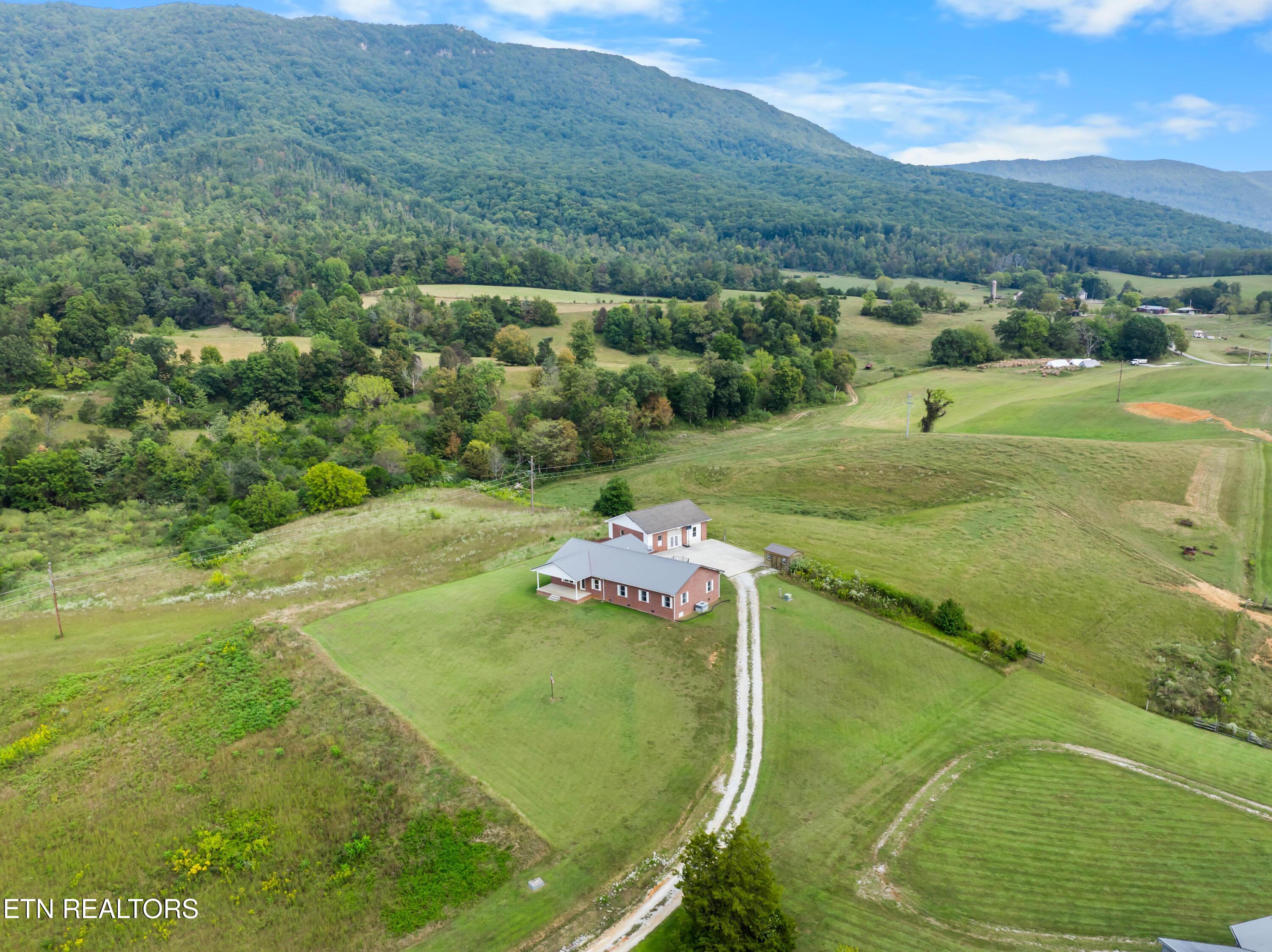 1695 Doaks Creek Road Speedwell TN 37870