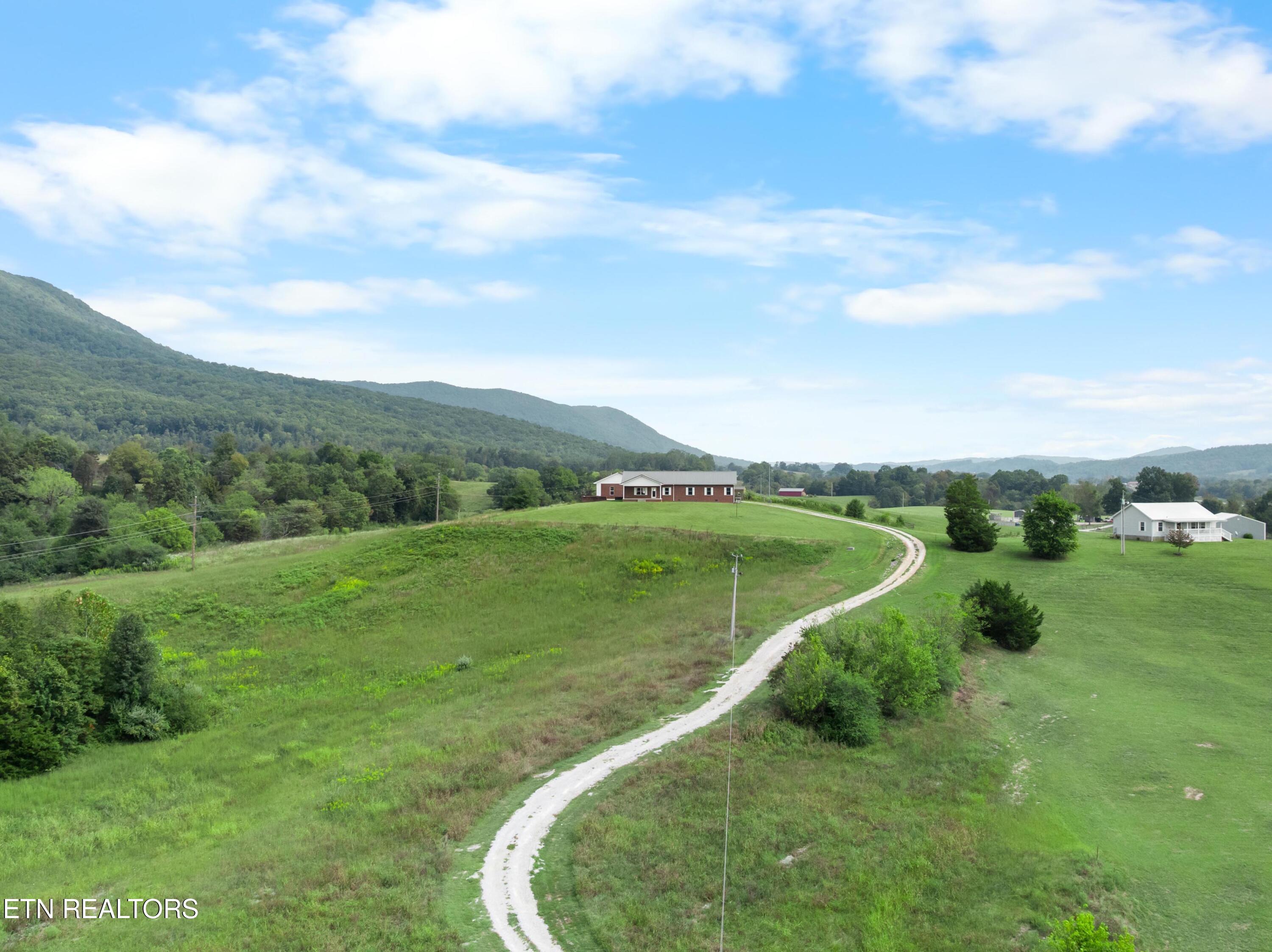 1695 Doaks Creek Road Speedwell TN 37870