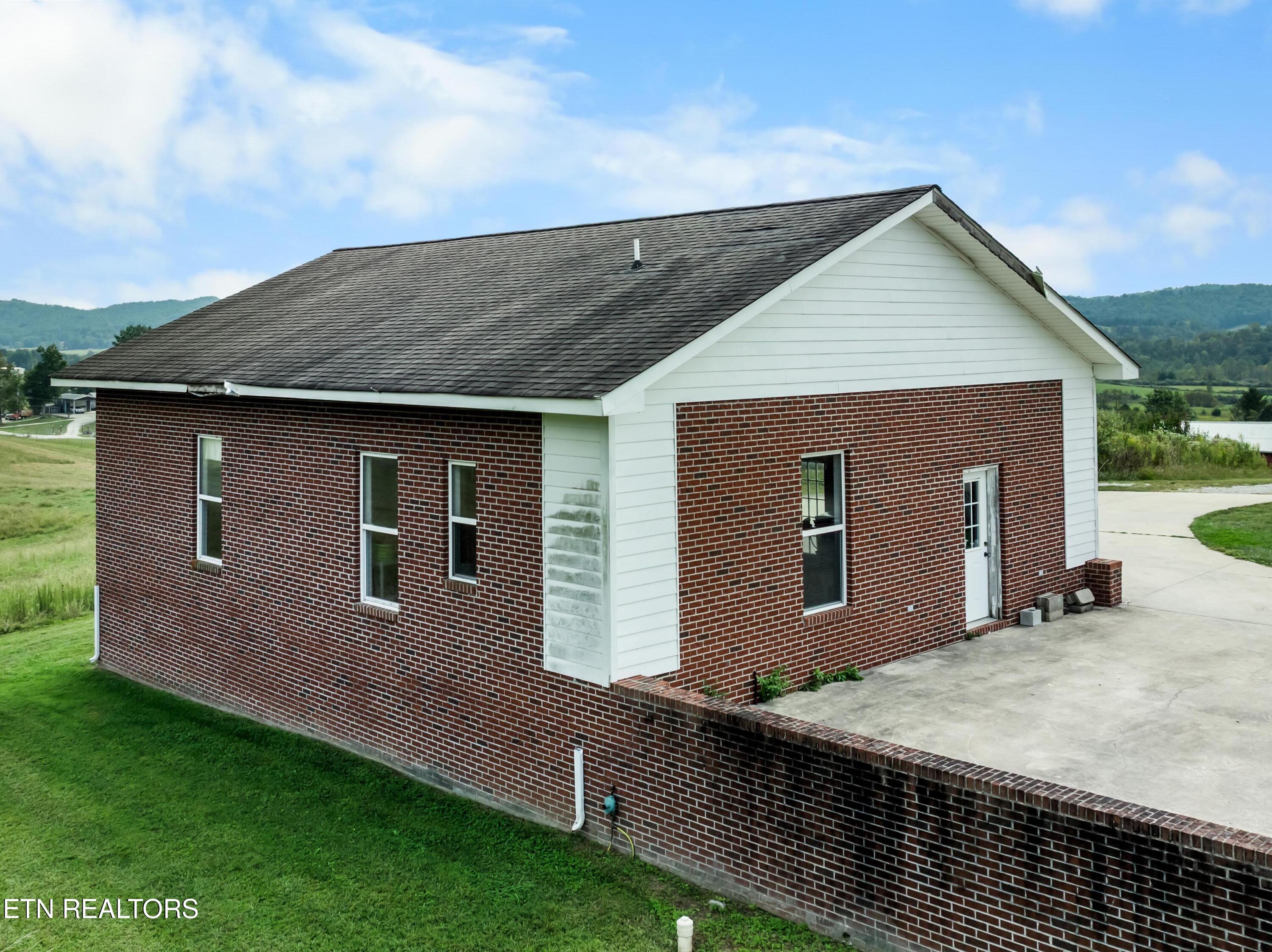 1695 Doaks Creek Road Speedwell TN 37870