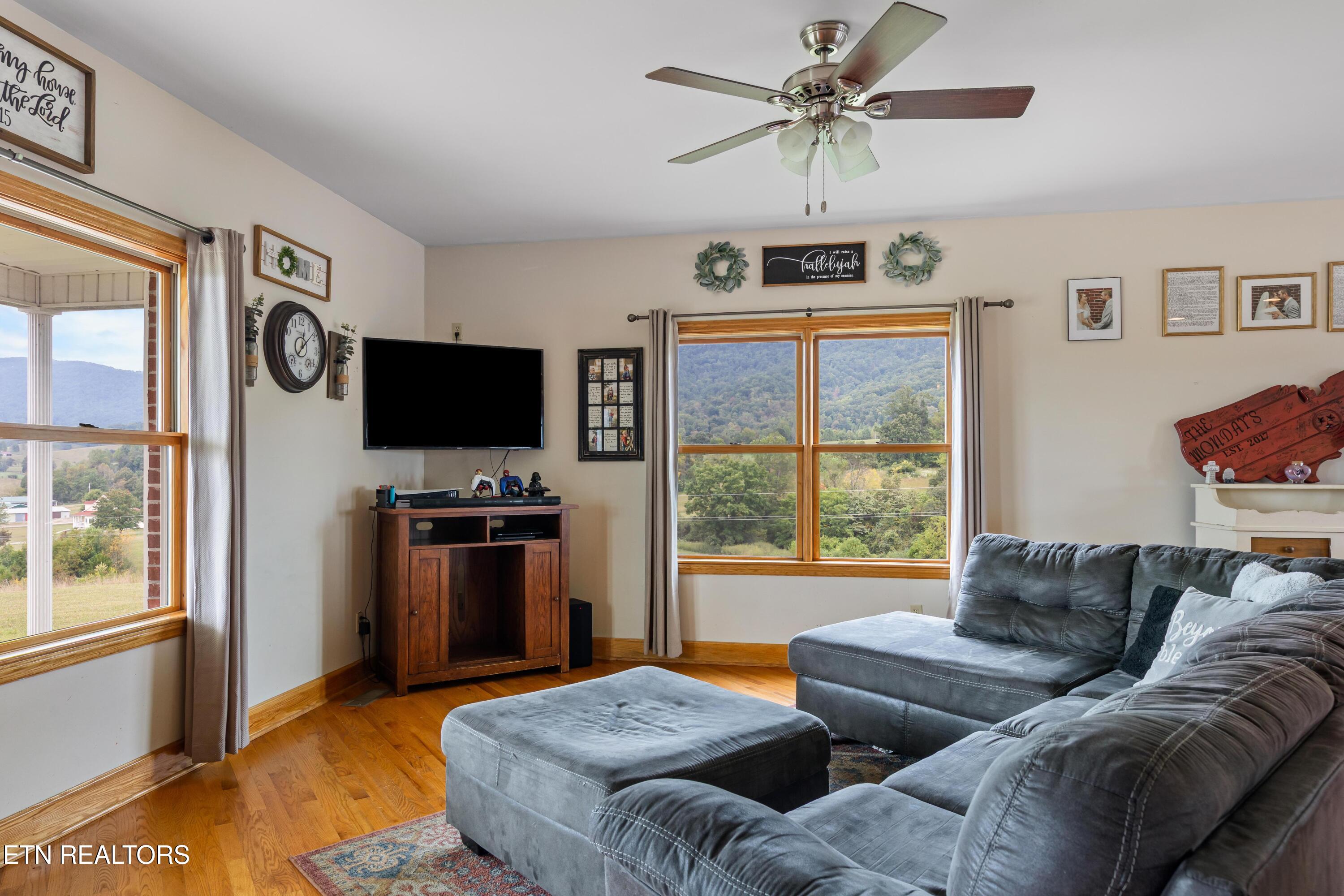 1695 Doaks Creek Road Speedwell TN 37870