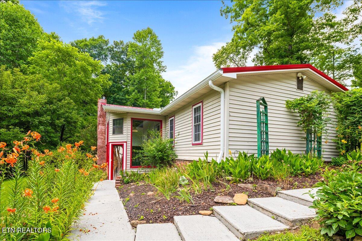 327 Mcdeerman Road Jacksboro TN 37757