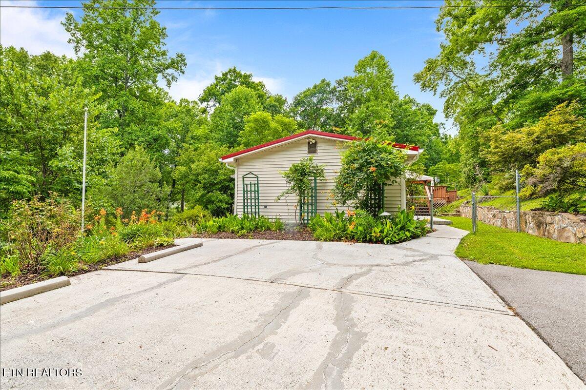327 Mcdeerman Road Jacksboro TN 37757