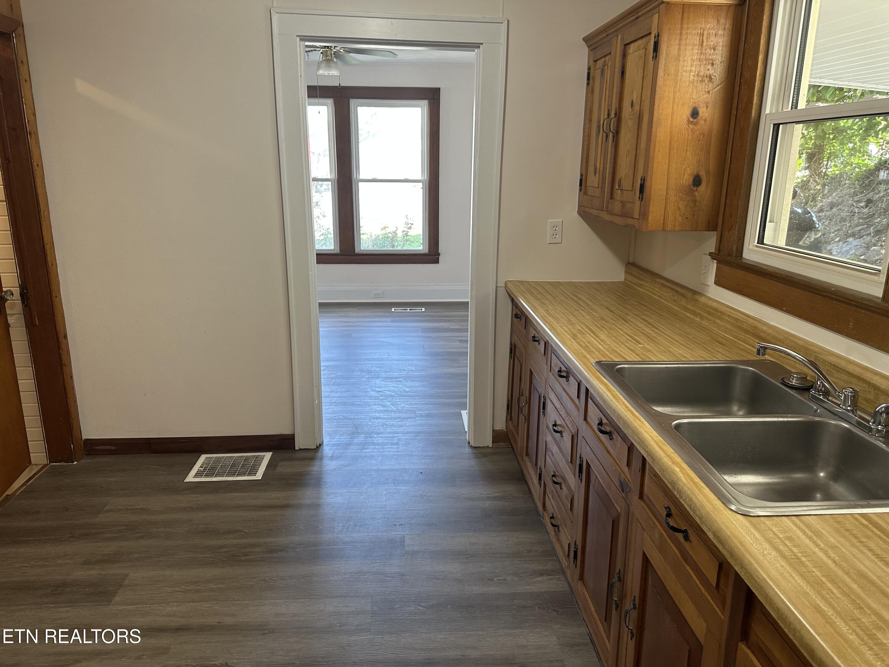 517 E Central Avenue Lafollette TN 37766